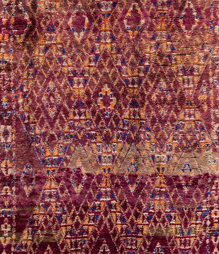 Mitte des 20. Jahrhunderts Lila Geometrischer marokkanischer Teppich im Zustand „Hervorragend“ im Angebot in Norwalk, CT