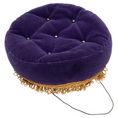 Chapeau coussin vintage violet et or Karl Lagerfeld 1985