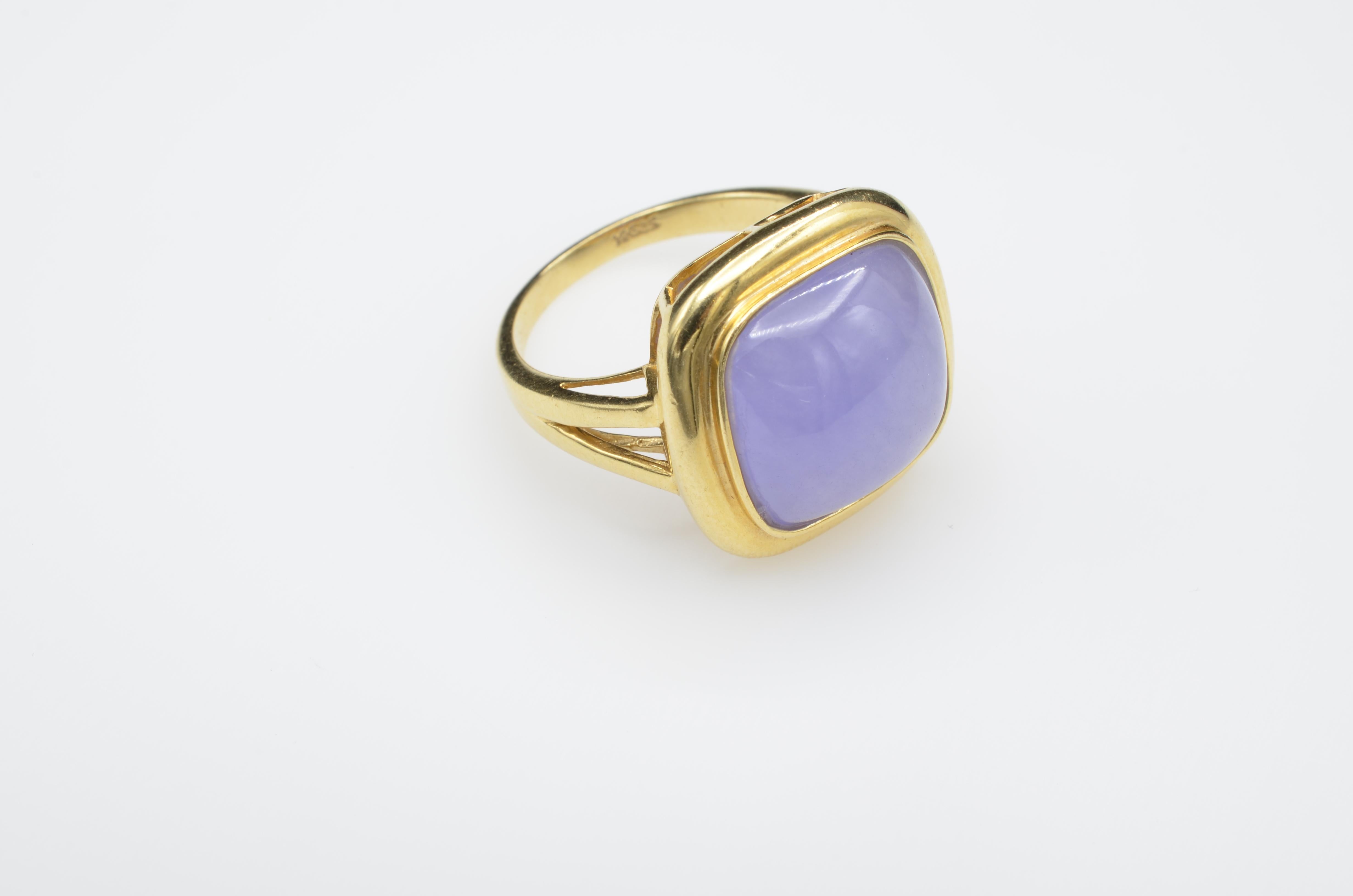 Purple Jade Cabochon Yellow Gold Ring In Excellent Condition In Berkeley, CA