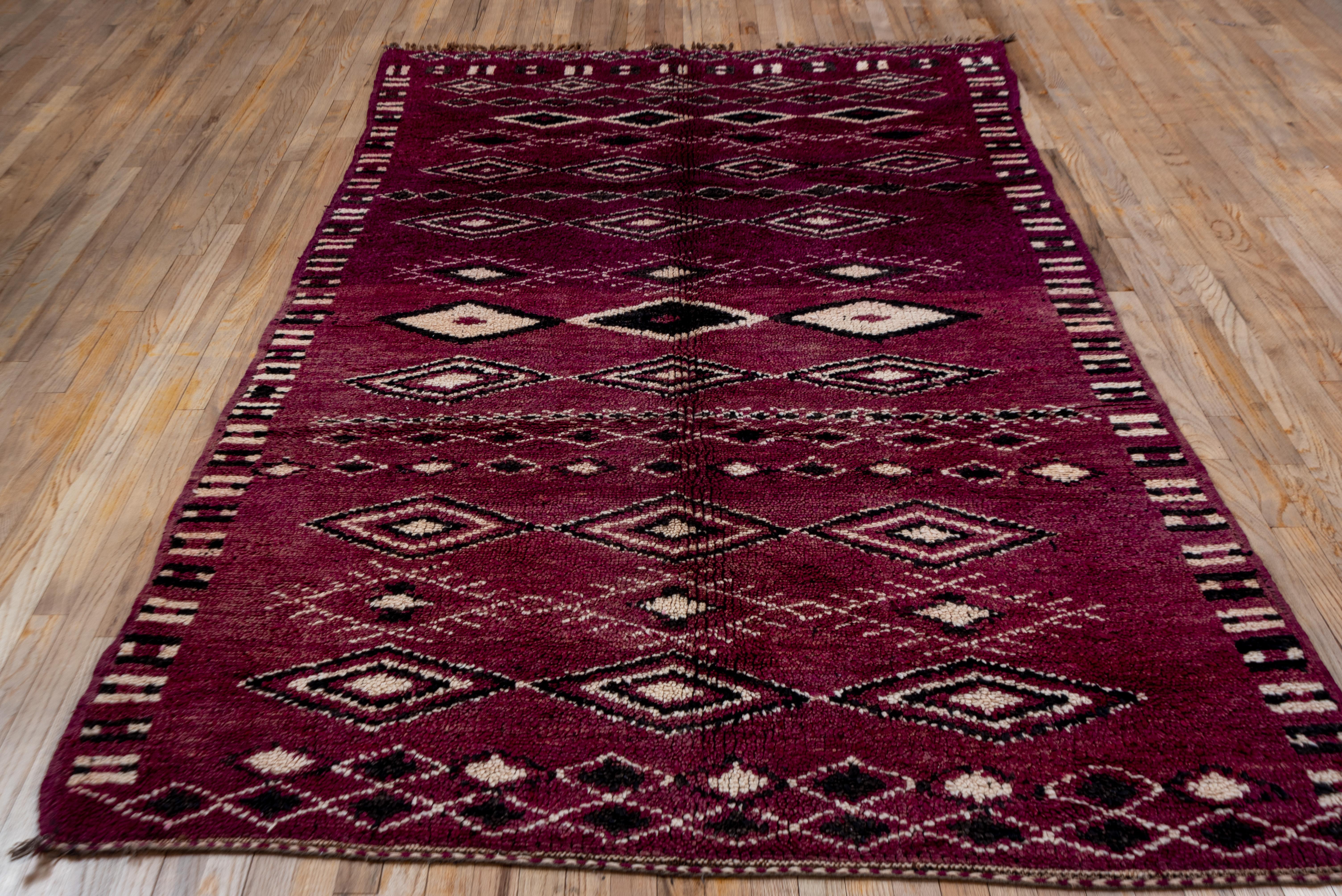 Lila Marokkanischer Teppich im Vintage-Stil mit schwarzem und weißem Diamantfeld und Akzenten (Handgeknüpft) im Angebot