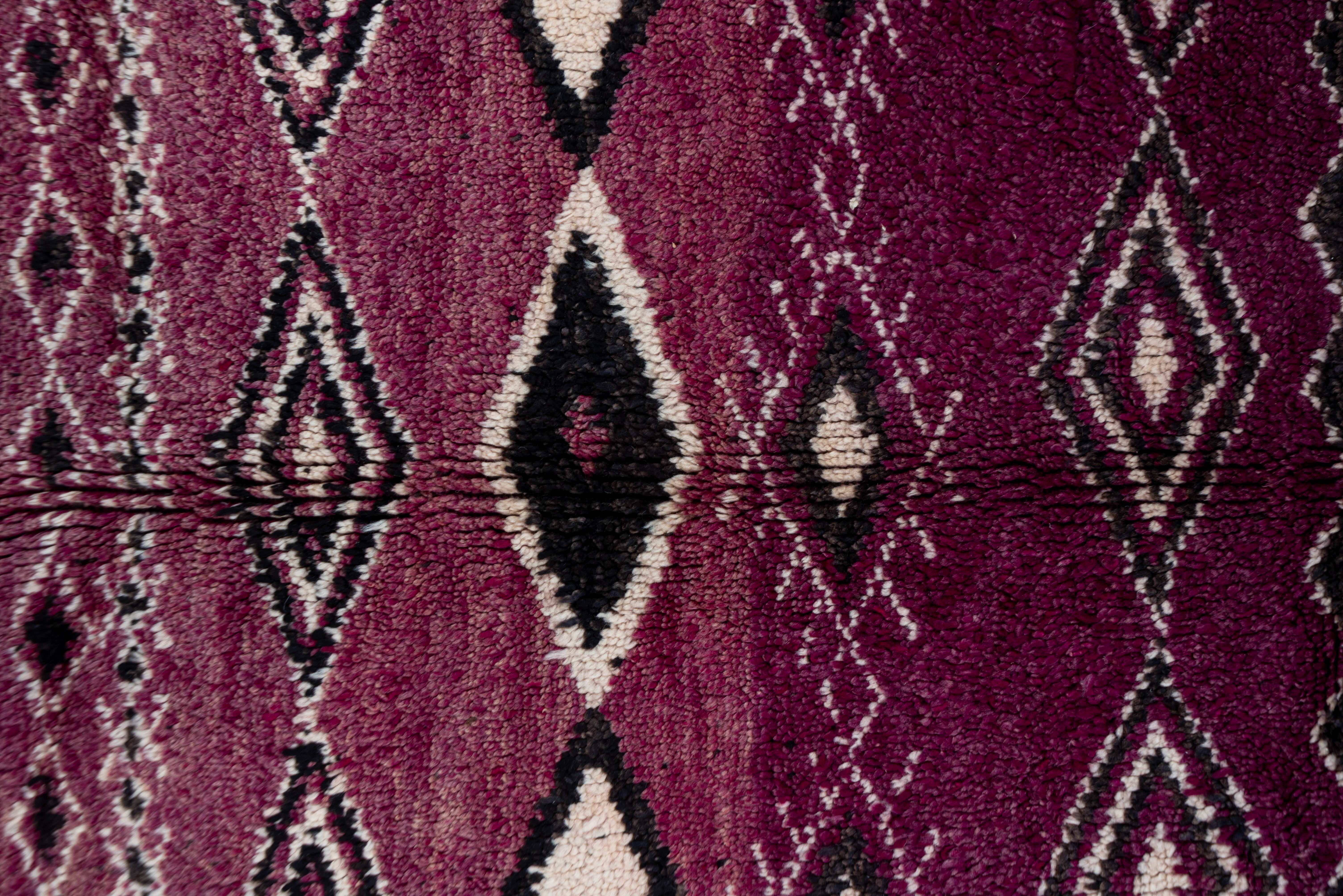 Lila Marokkanischer Teppich im Vintage-Stil mit schwarzem und weißem Diamantfeld und Akzenten im Zustand „Gut“ im Angebot in New York, NY