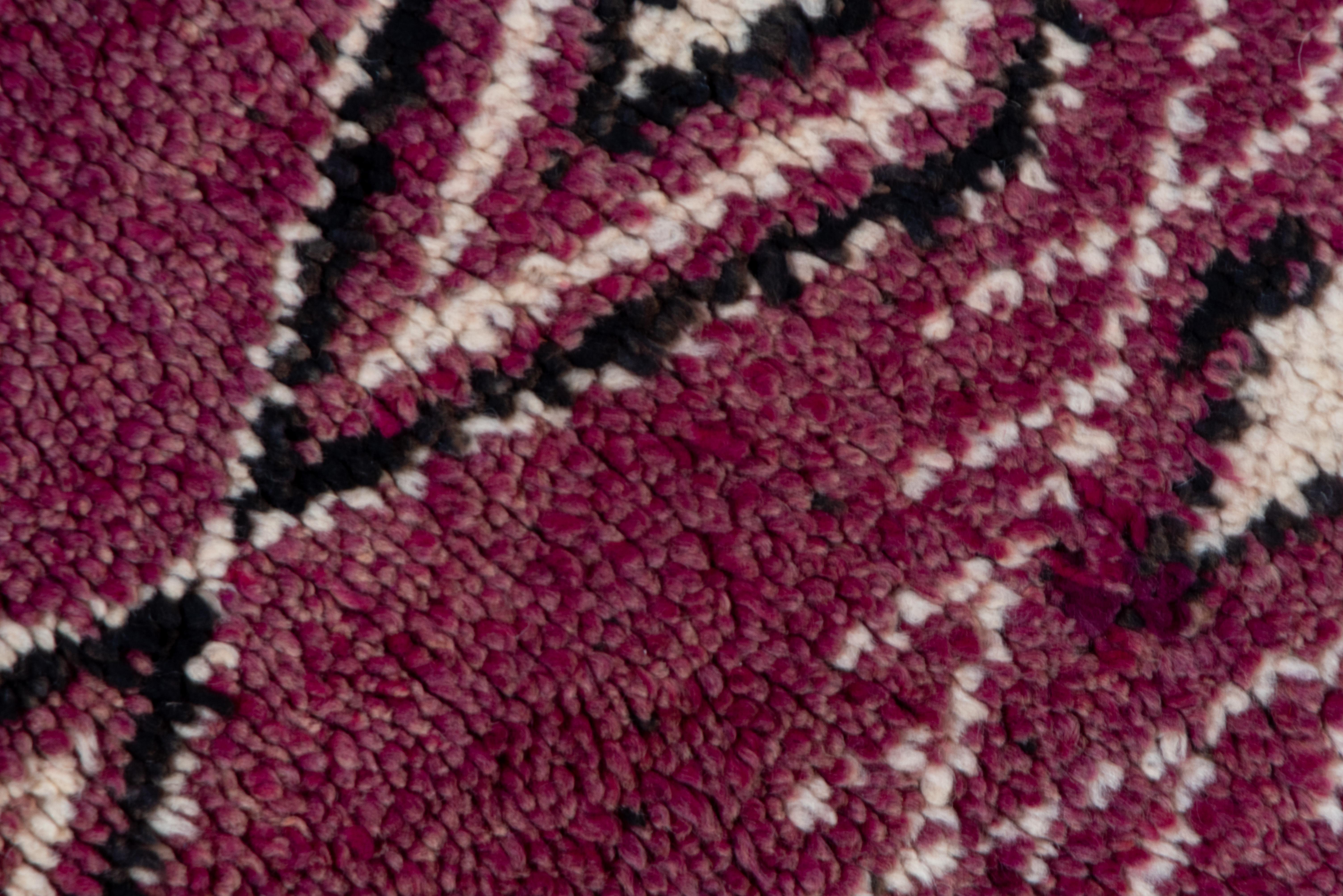 Lila Marokkanischer Teppich im Vintage-Stil mit schwarzem und weißem Diamantfeld und Akzenten (Mitte des 20. Jahrhunderts) im Angebot