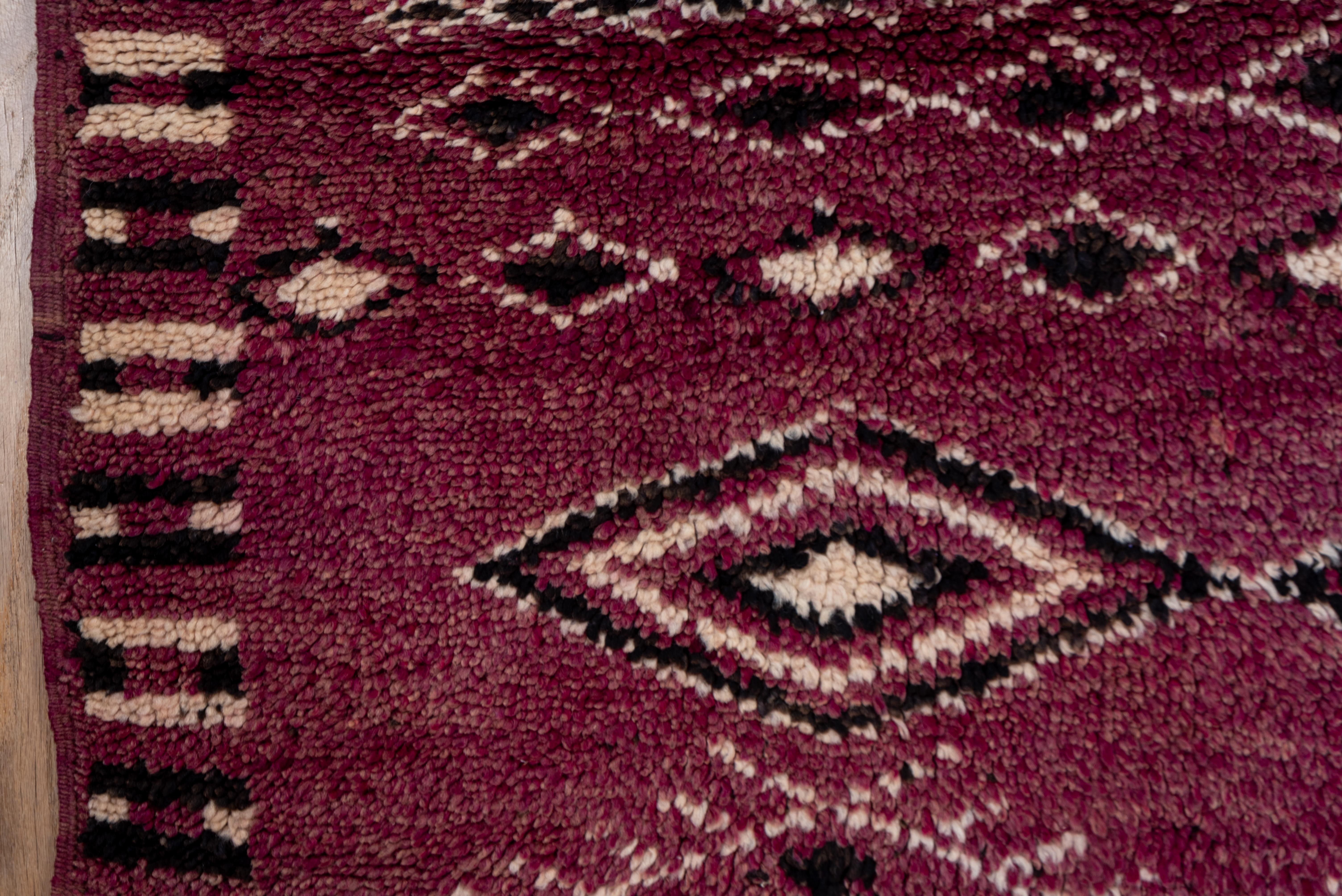Lila Marokkanischer Teppich im Vintage-Stil mit schwarzem und weißem Diamantfeld und Akzenten (Wolle) im Angebot