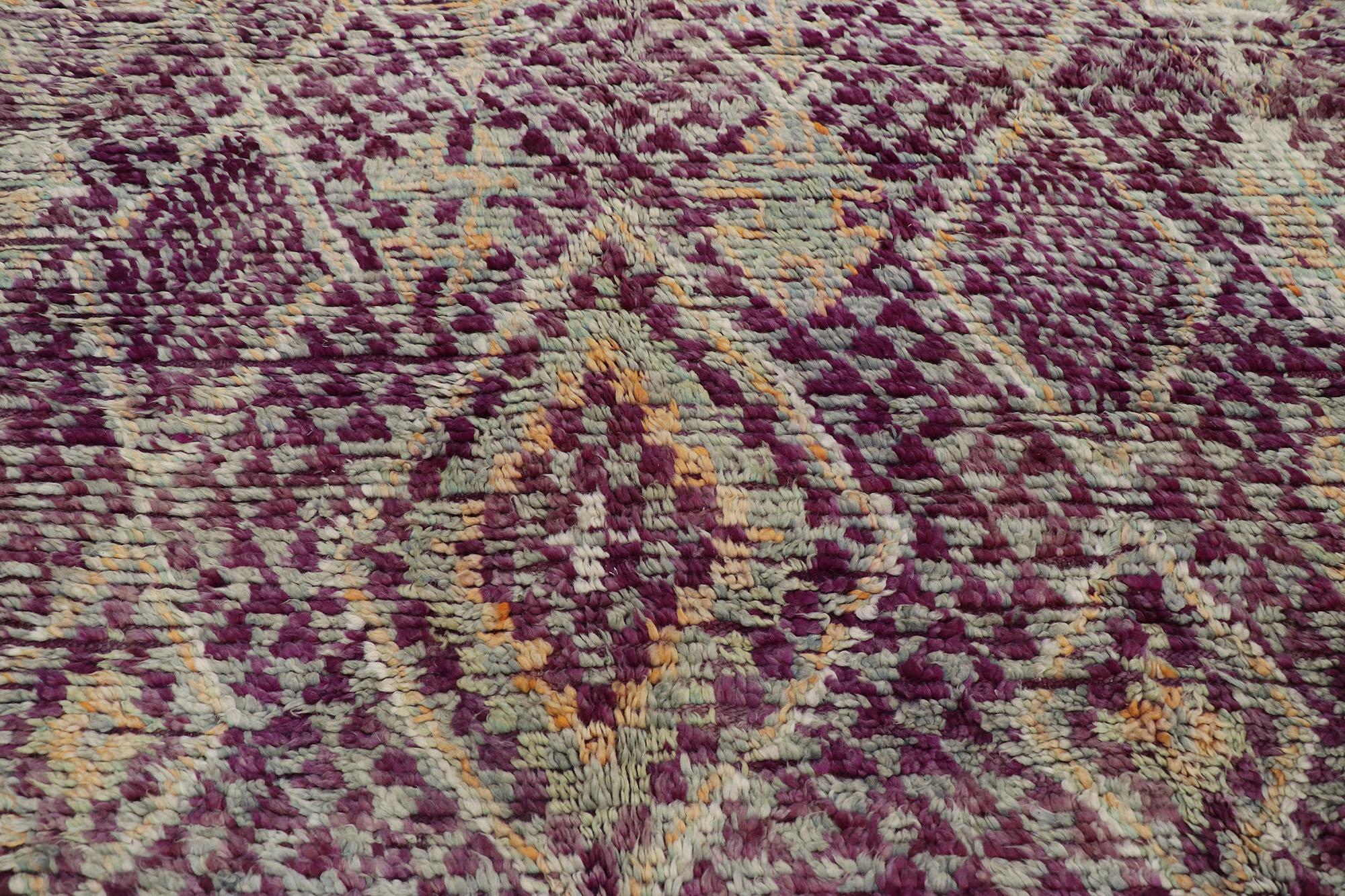 Lila Marokkanischer Vintage-Teppich, Boho Tribal Chic Meets Global, Mitte des Jahrhunderts (Handgeknüpft) im Angebot