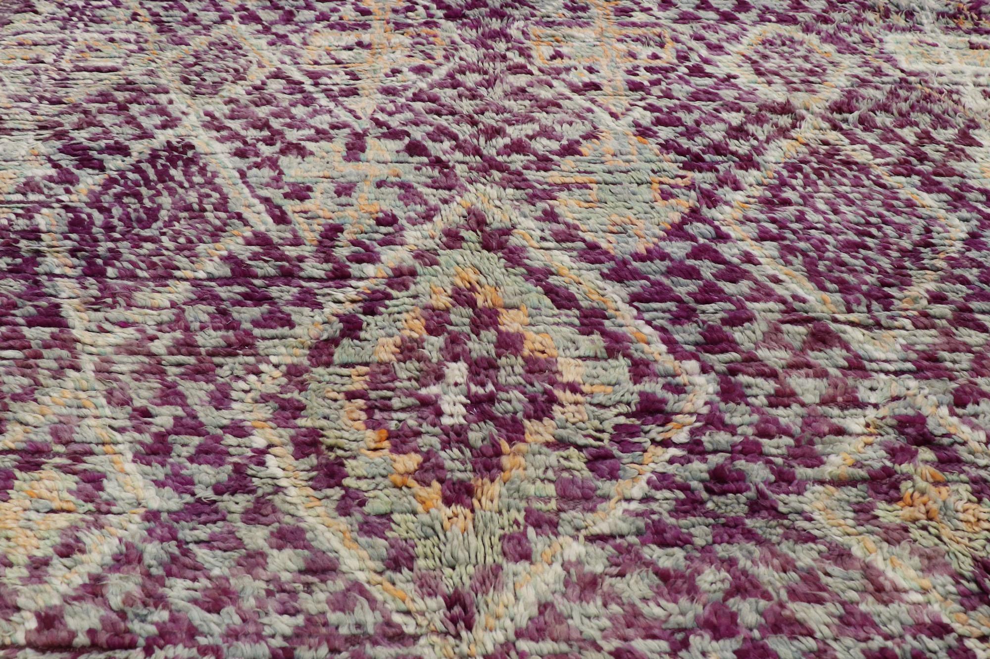 Lila Marokkanischer Vintage-Teppich, Boho Tribal Chic Meets Global, Mitte des Jahrhunderts (20. Jahrhundert) im Angebot