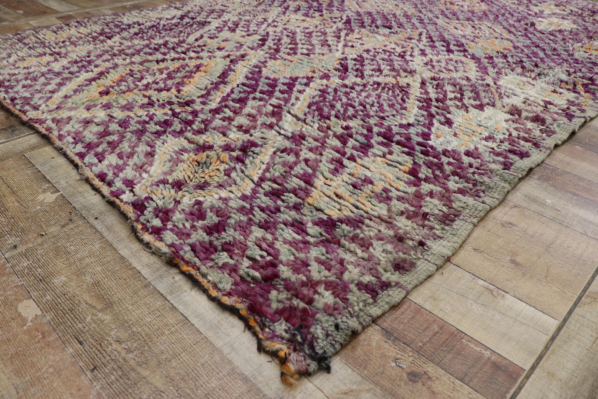 Lila Marokkanischer Vintage-Teppich, Boho Tribal Chic Meets Global, Mitte des Jahrhunderts im Angebot 2