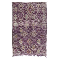 Tapis marocain vintage violet, style Boho Tribal Chic rencontre le milieu du siècle dernier