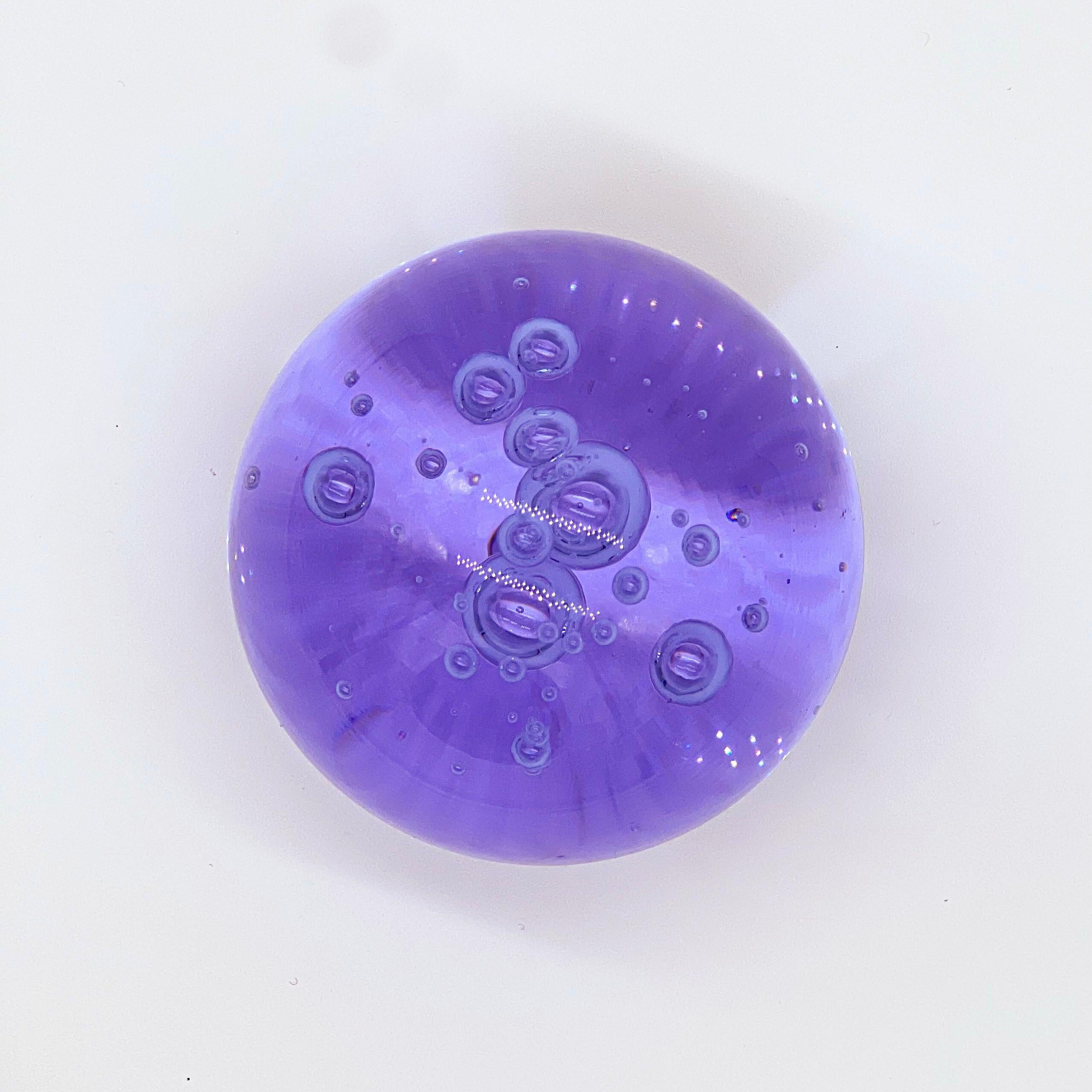 Ère spatiale Sculpture/ presse-papiers vintage en verre de Murano violet, boule avec bulles incluses en vente
