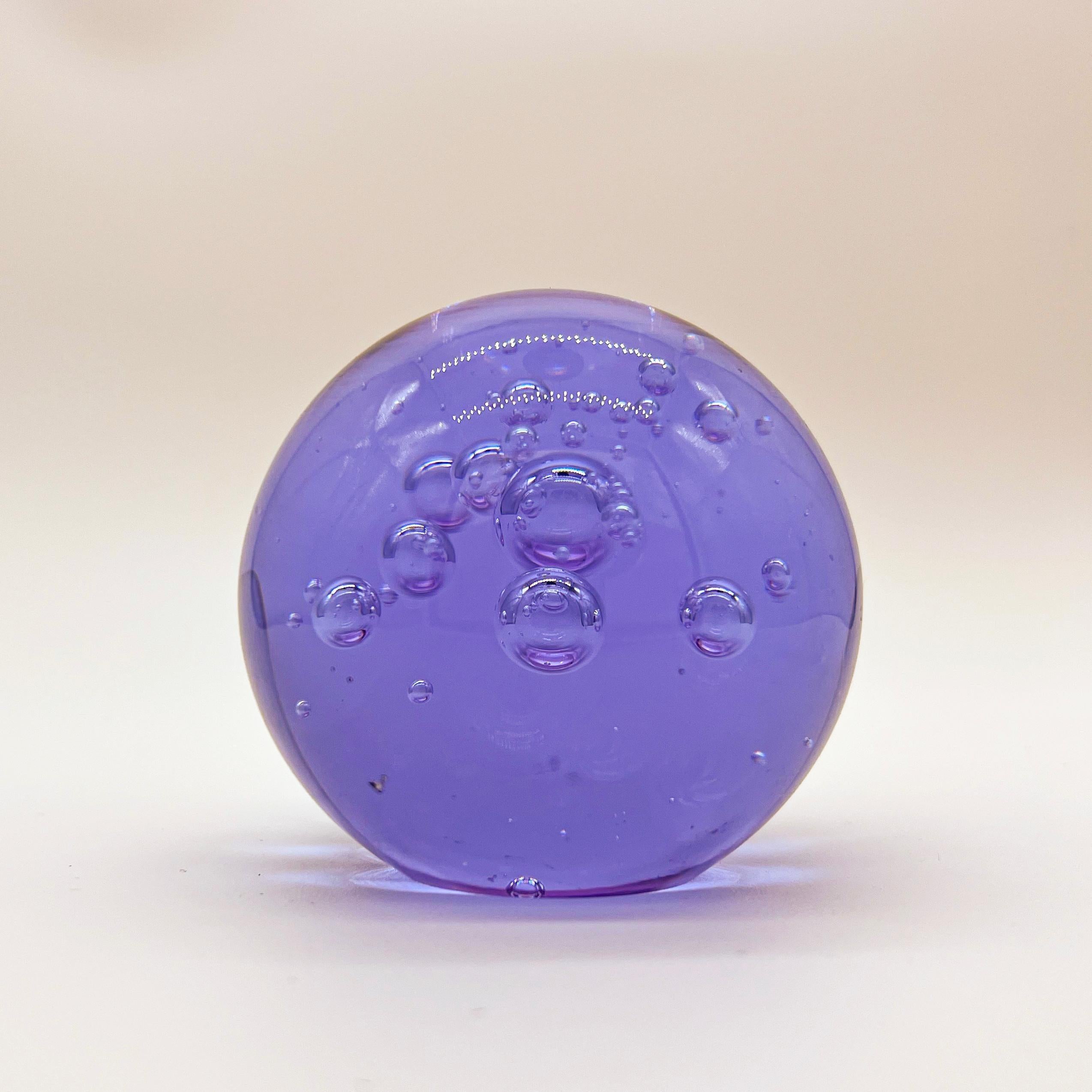 italien Sculpture/ presse-papiers vintage en verre de Murano violet, boule avec bulles incluses en vente
