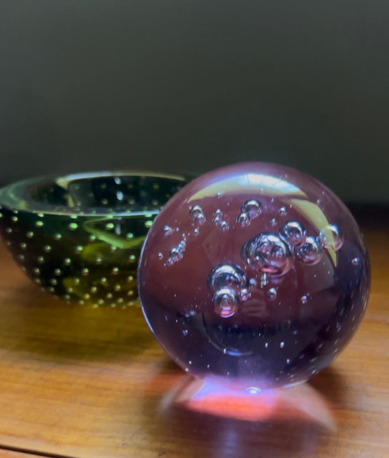 Scultura/portacarte in vetro di Murano viola vintage, Ball and Ball con bolle incluse in vendita 1