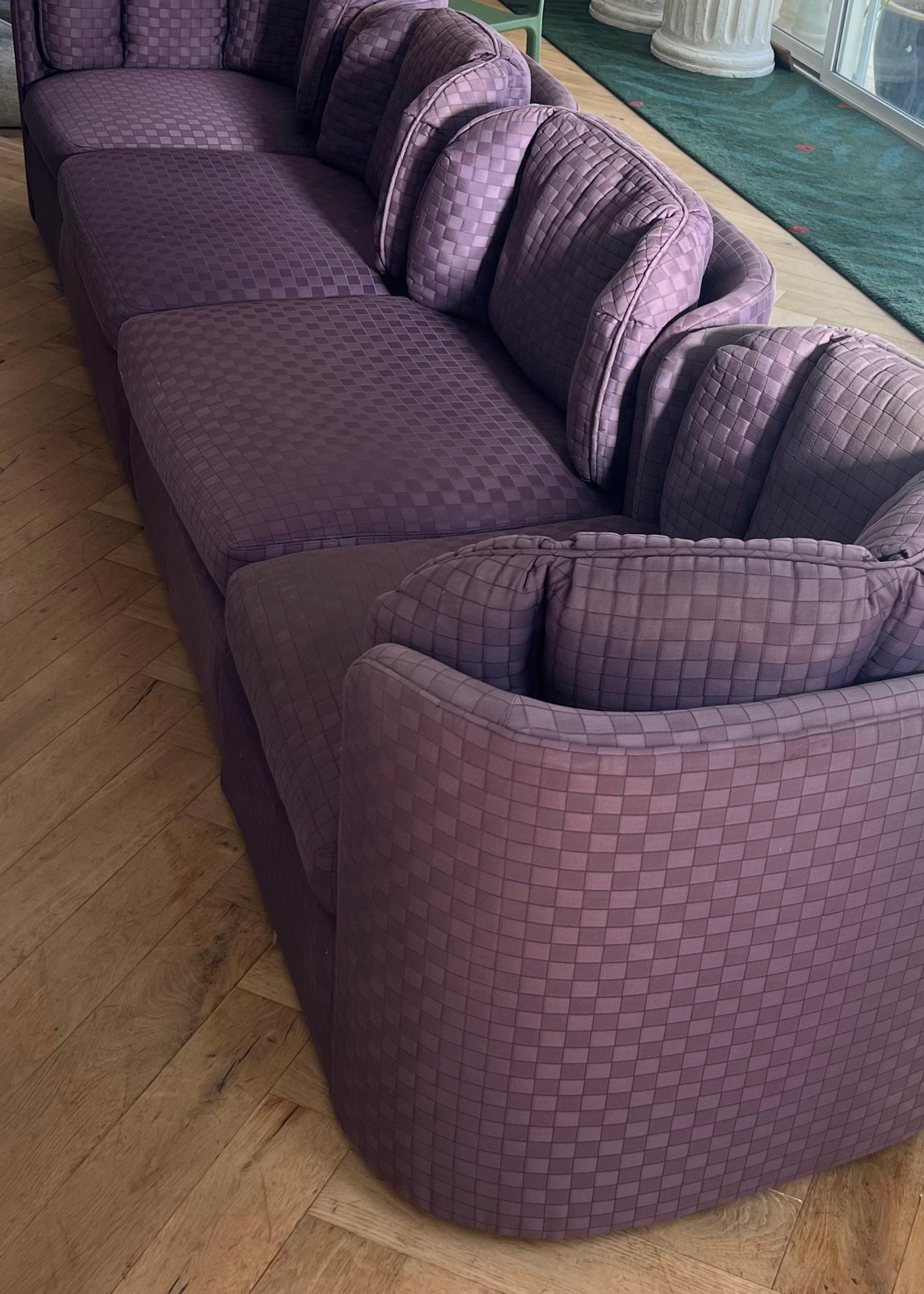 A vintage «Folio 500» 4piece purple modular scallop-back sectional sofa by Hendredon, 1975. In its original checkered motif upholstery in deep violet / aubergine to add a touch of unique pizazz and personality to any room.
Great condition albeit