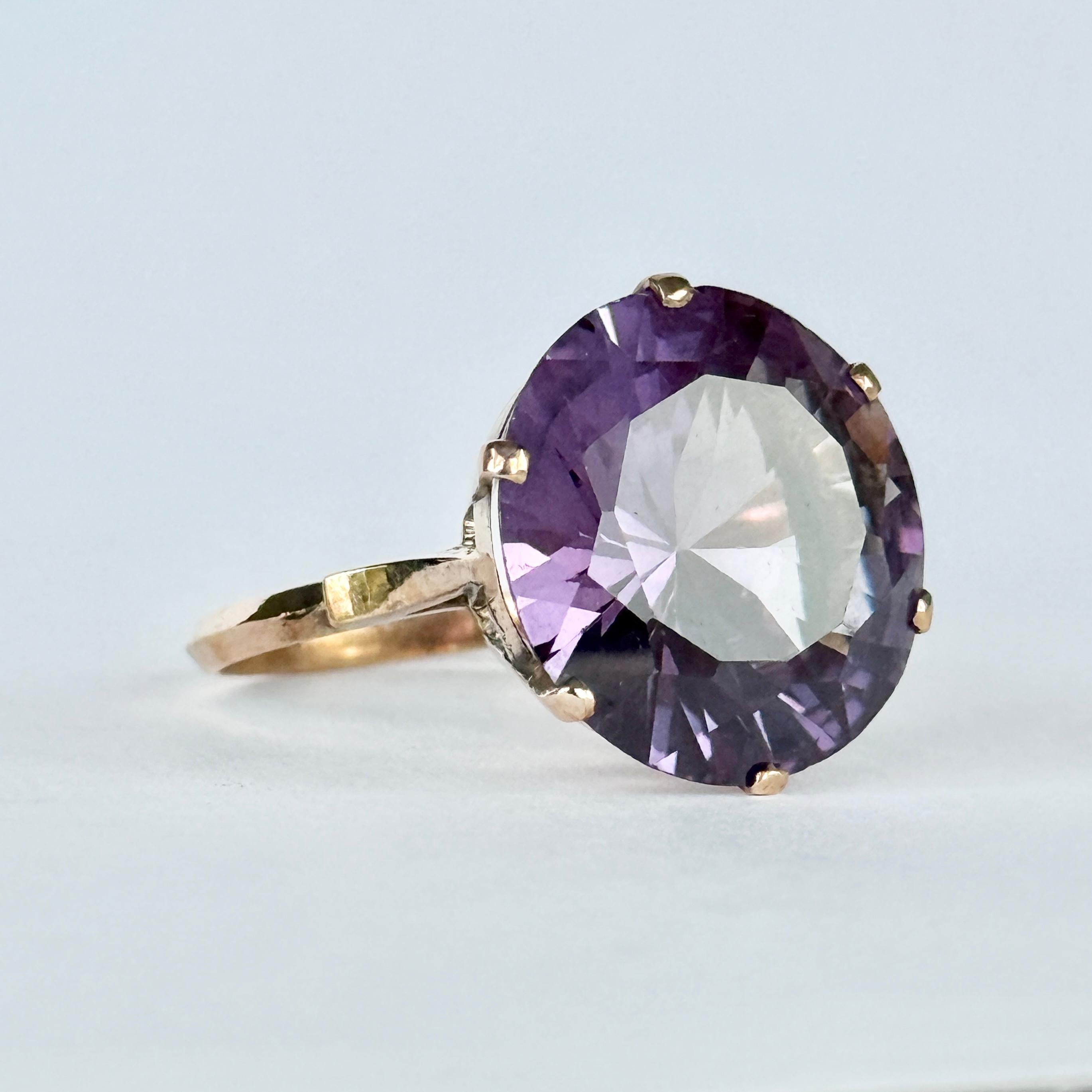 Il s'agit d'une magnifique pierre ronde et de grande taille qui ne manquera pas d'attirer l'attention ! La pierre est violette, mais aussi bleu marine et toutes sortes de tons différents. La monture reste très simple et est modelée en or 9ct.