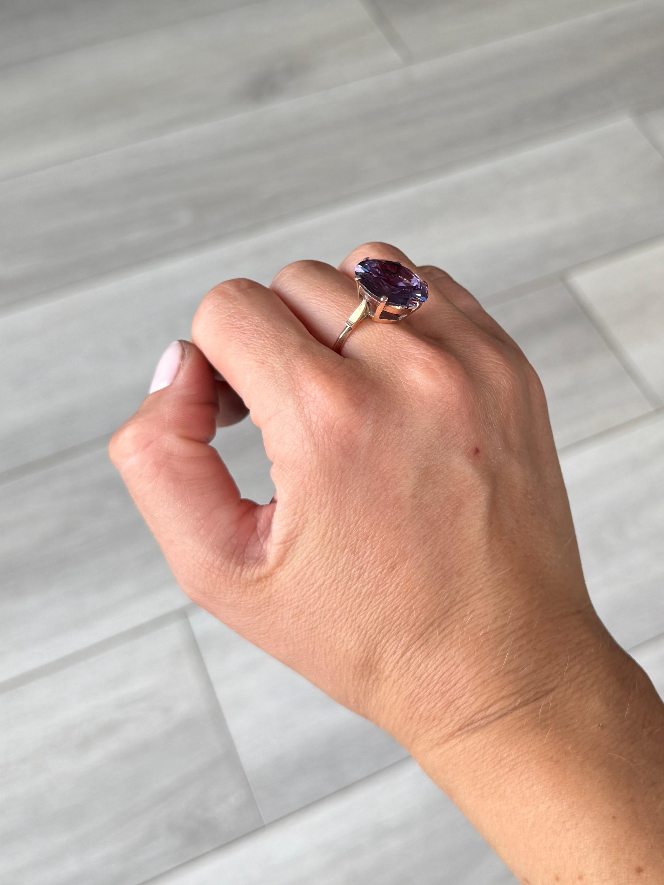 Moderne Vintage Purple Stone and 9 Carat Gold Solitaire Ring (Bague solitaire en or 9 carats et pierres violettes) en vente