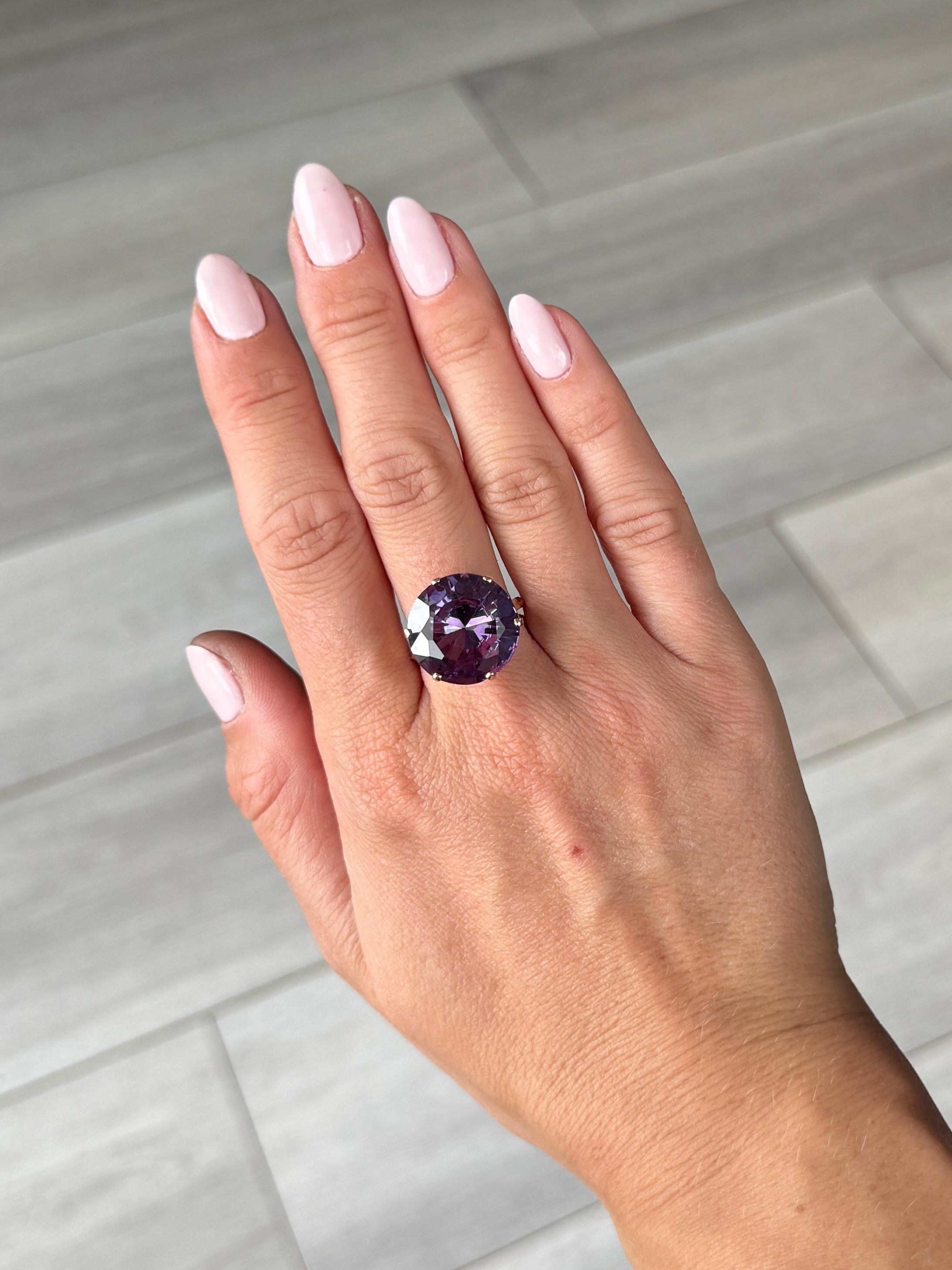 Vintage Purple Stone and 9 Carat Gold Solitaire Ring (Bague solitaire en or 9 carats et pierres violettes) Bon état - En vente à Chipping Campden, GB