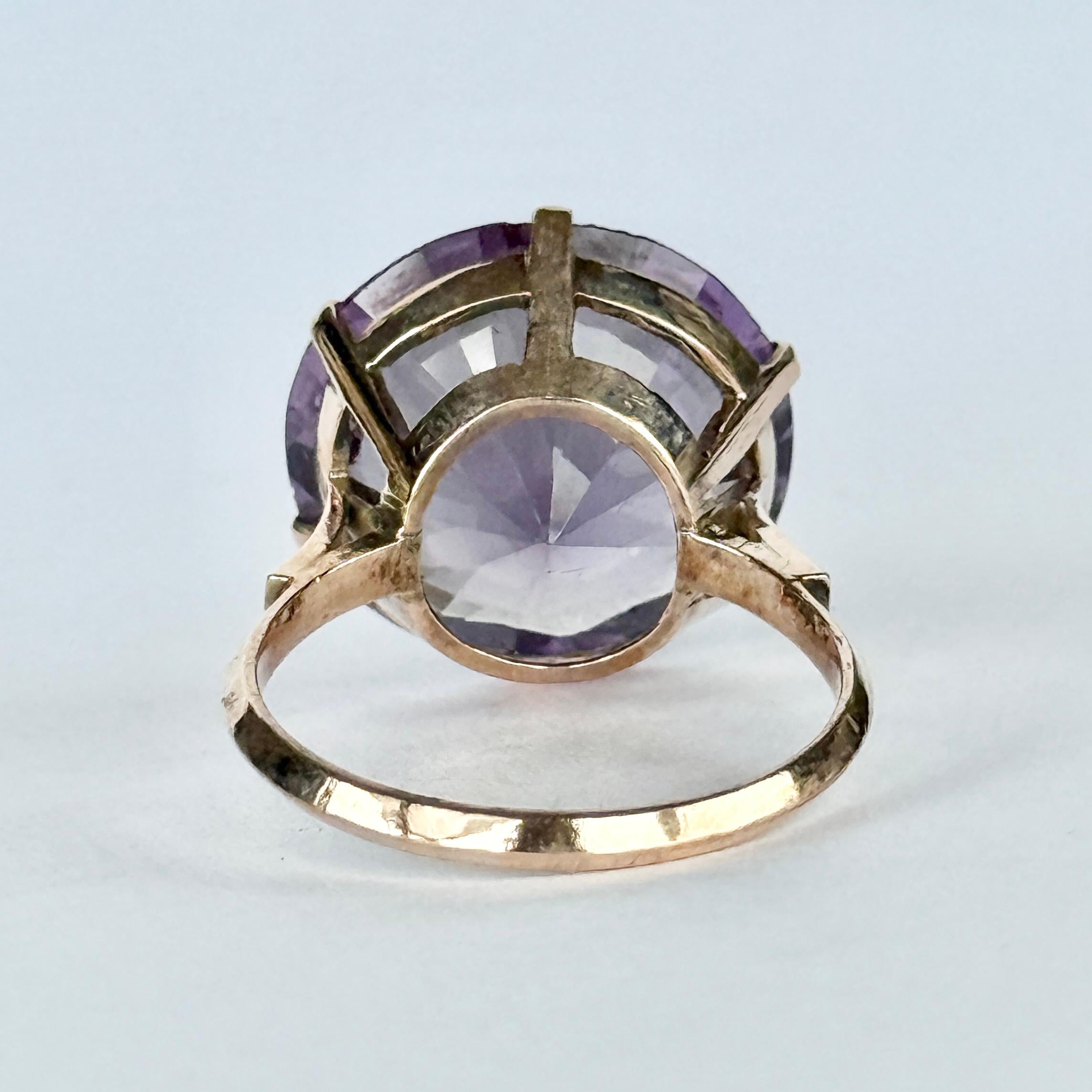 Vintage Purple Stone and 9 Carat Gold Solitaire Ring (Bague solitaire en or 9 carats et pierres violettes) Pour femmes en vente