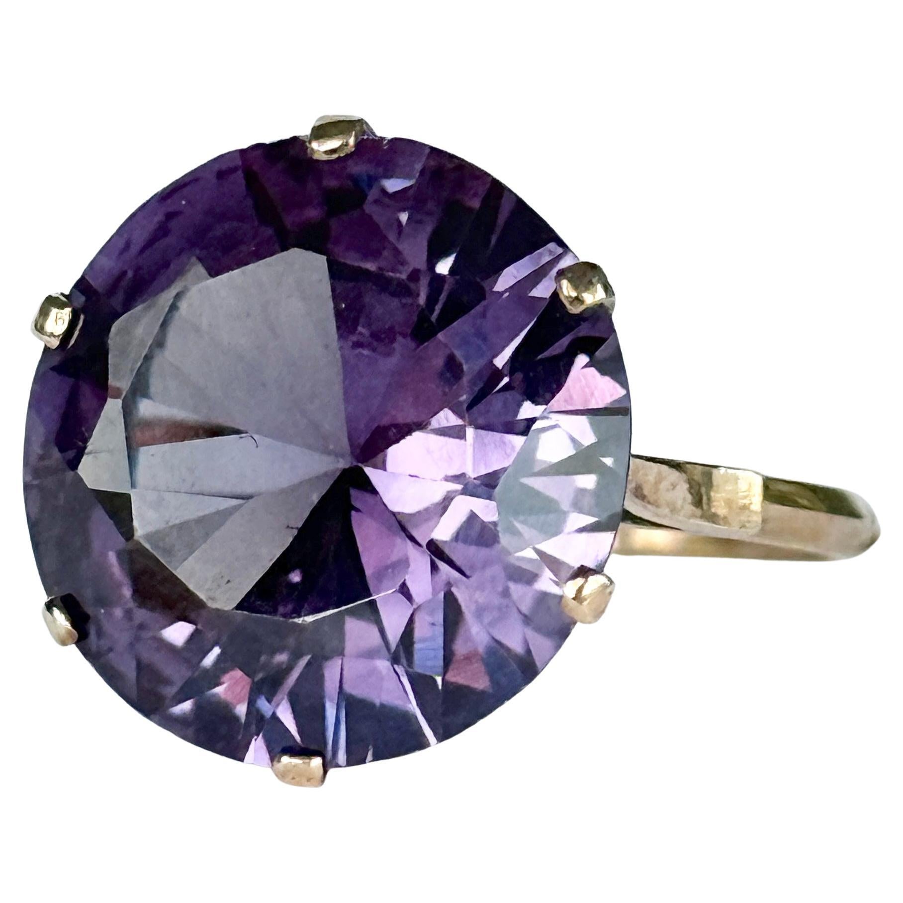 Vintage Purple Stone and 9 Carat Gold Solitaire Ring (Bague solitaire en or 9 carats et pierres violettes) en vente