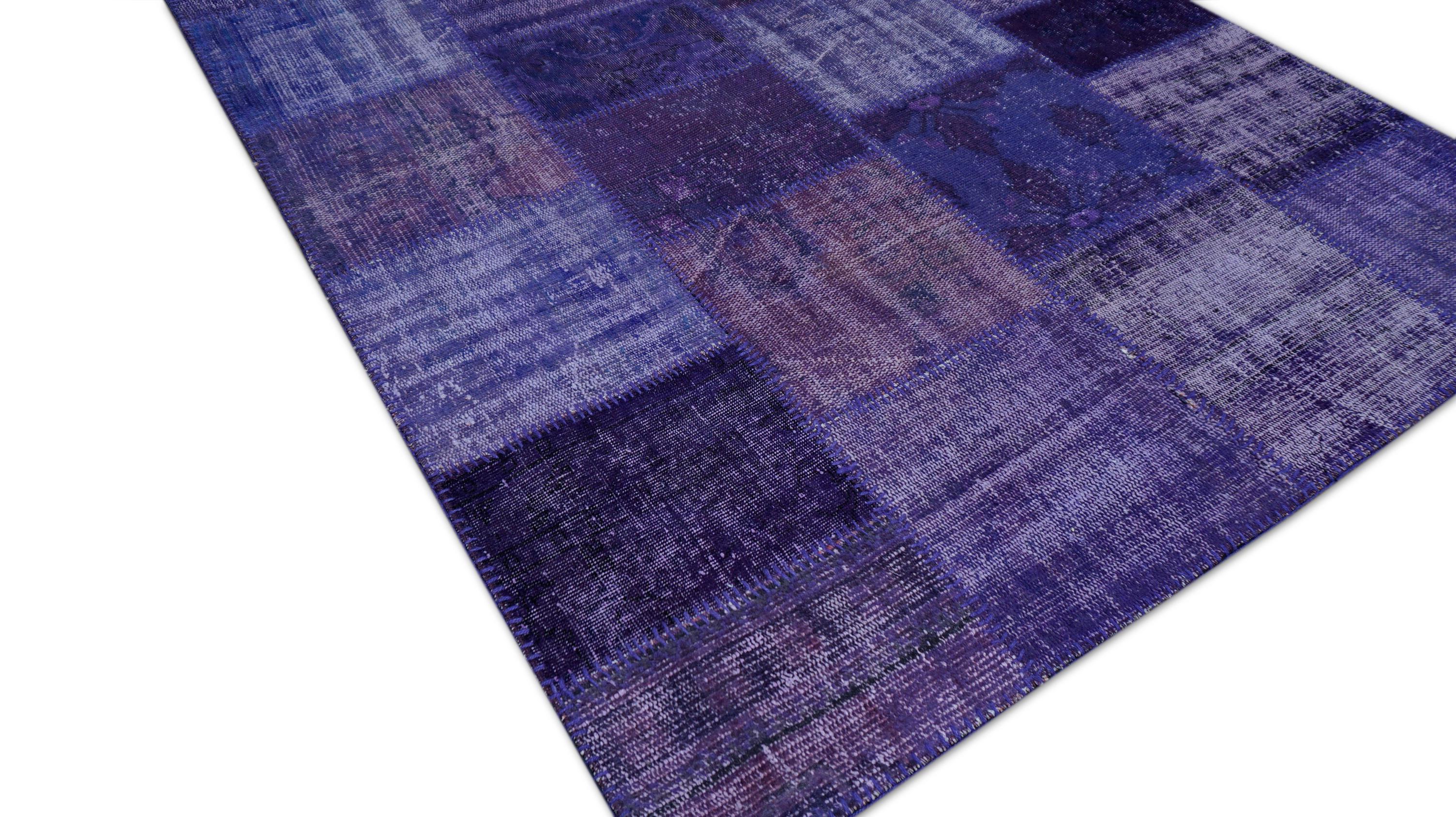 Ce tapis patchwork tissé à la main est une célébration vibrante du savoir-faire artisanal, présenté dans une palette contemporaine de lavande, de lilas, de violet et de prune. By est composé de fragments de tapis vintage soigneusement sélectionnés,