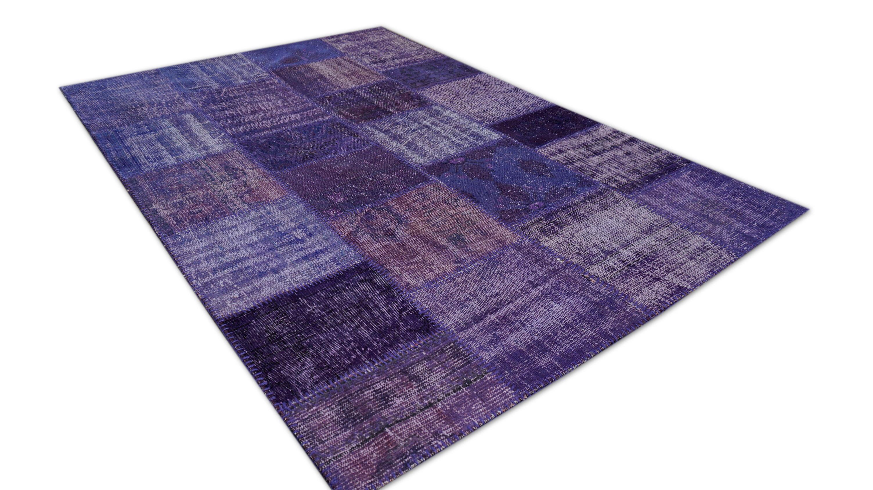 Turc Tapis vintage en laine patchwork aux tons violets 5'7''x7'9'' Circa 1960 en vente