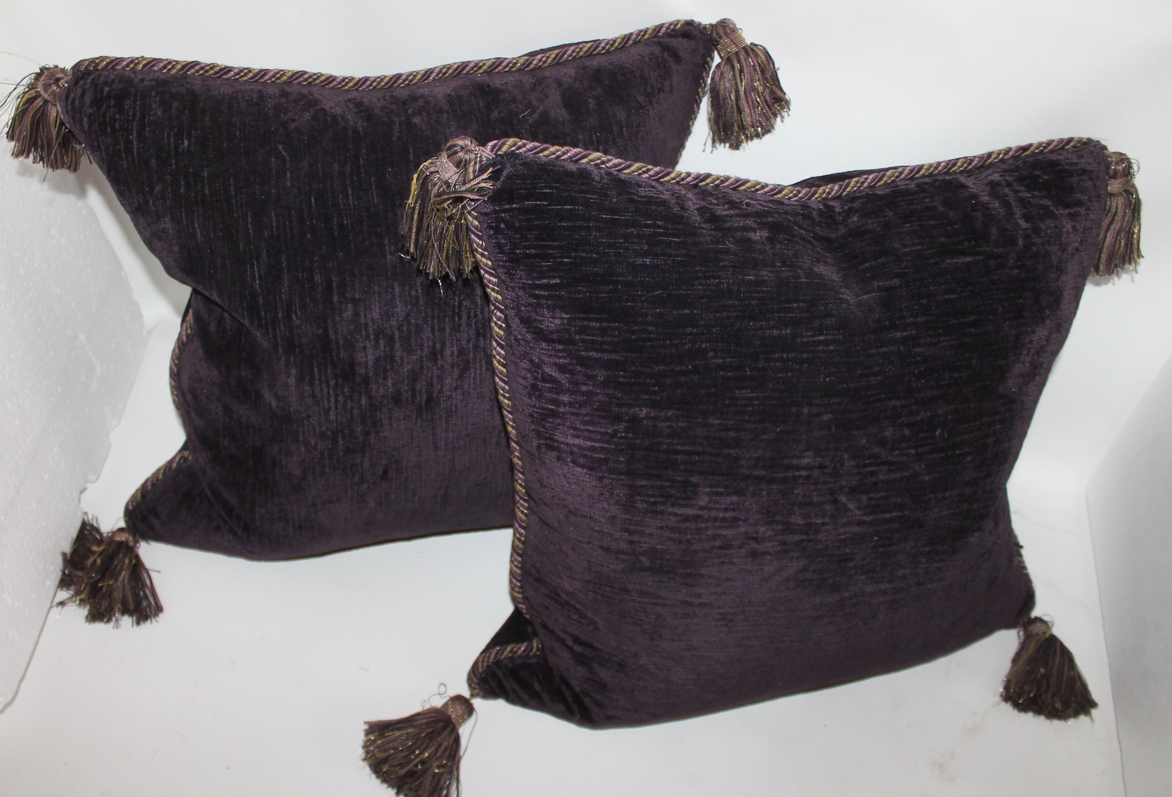 Ces fins coussins violet foncé avec frange dorée sont en parfait état et sont en velours à l'avant et à l'arrière. Les inserts sont en duvet et en plumes.