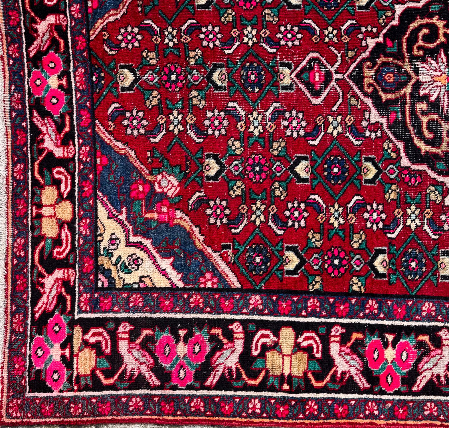 Dieser sehr elegante, hochwertige Vintage-Perserteppich aus Gaschgai stammt aus dem frühen 20.
 
Dieser schöne Teppich wurde im Iran handgewebt und hat einen Flor aus 100% Wolle auf einem Baumwollgrund. Es hat eine rote Nuance, mit einem halben