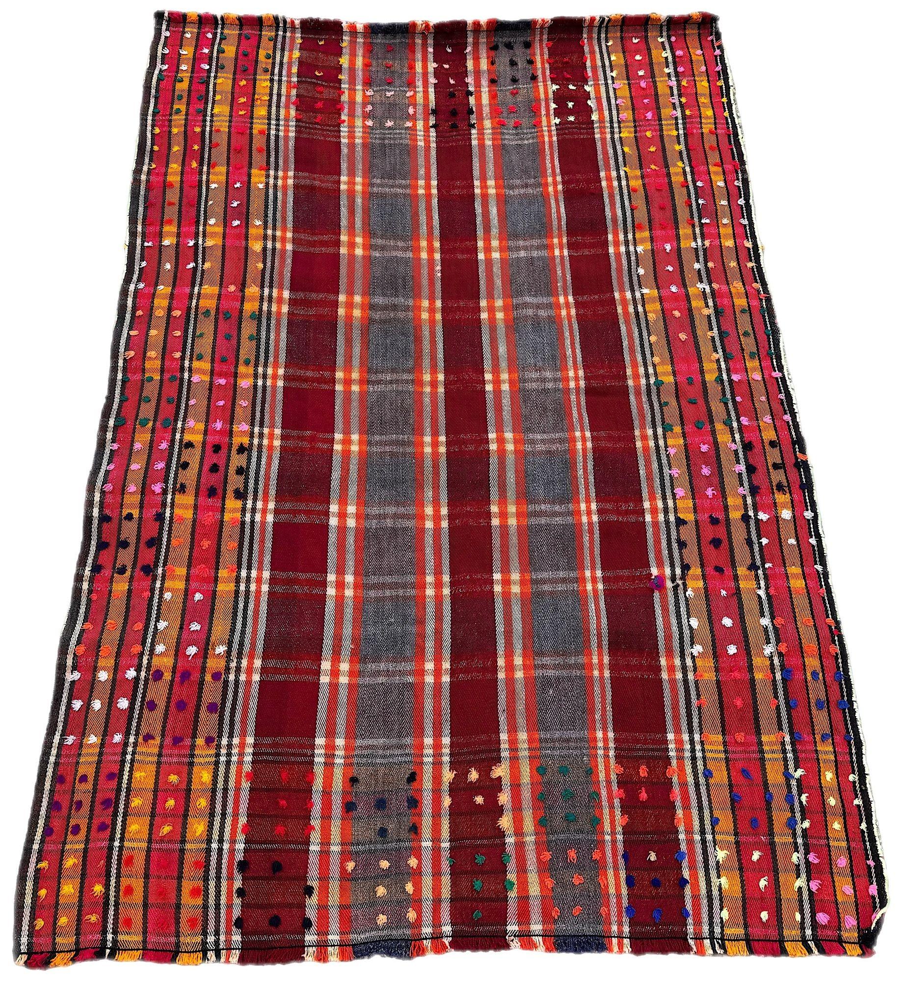 Ein wunderschöner alter Dschadschim-Kelim, gewebt vom Nomadenstamm der Gaschgai in der Mitte des 20. Jahrhunderts. Dieser Kelim zeigt ein traditionelles Streifenmuster in Rot-, Gold- und Grautönen. Diese Kelims wurden gewebt, um das Bettzeug zu