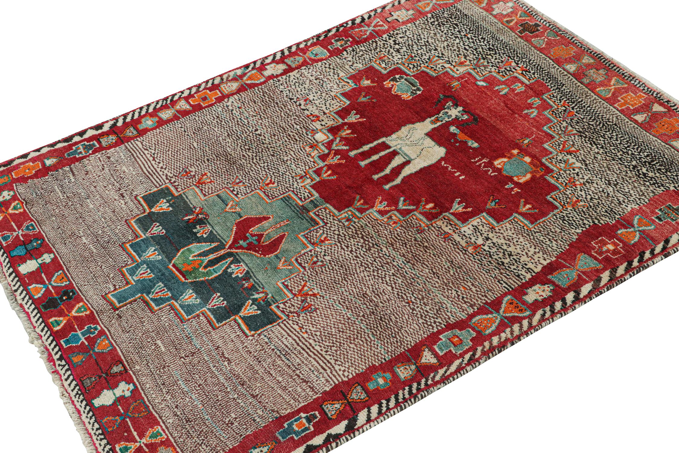 Qashqai Persischer Gabbeh-Teppich im Vintage-Stil mit Medaillon und Pictorial von Rug & Kilim, Qashqai (Stammeskunst) im Angebot