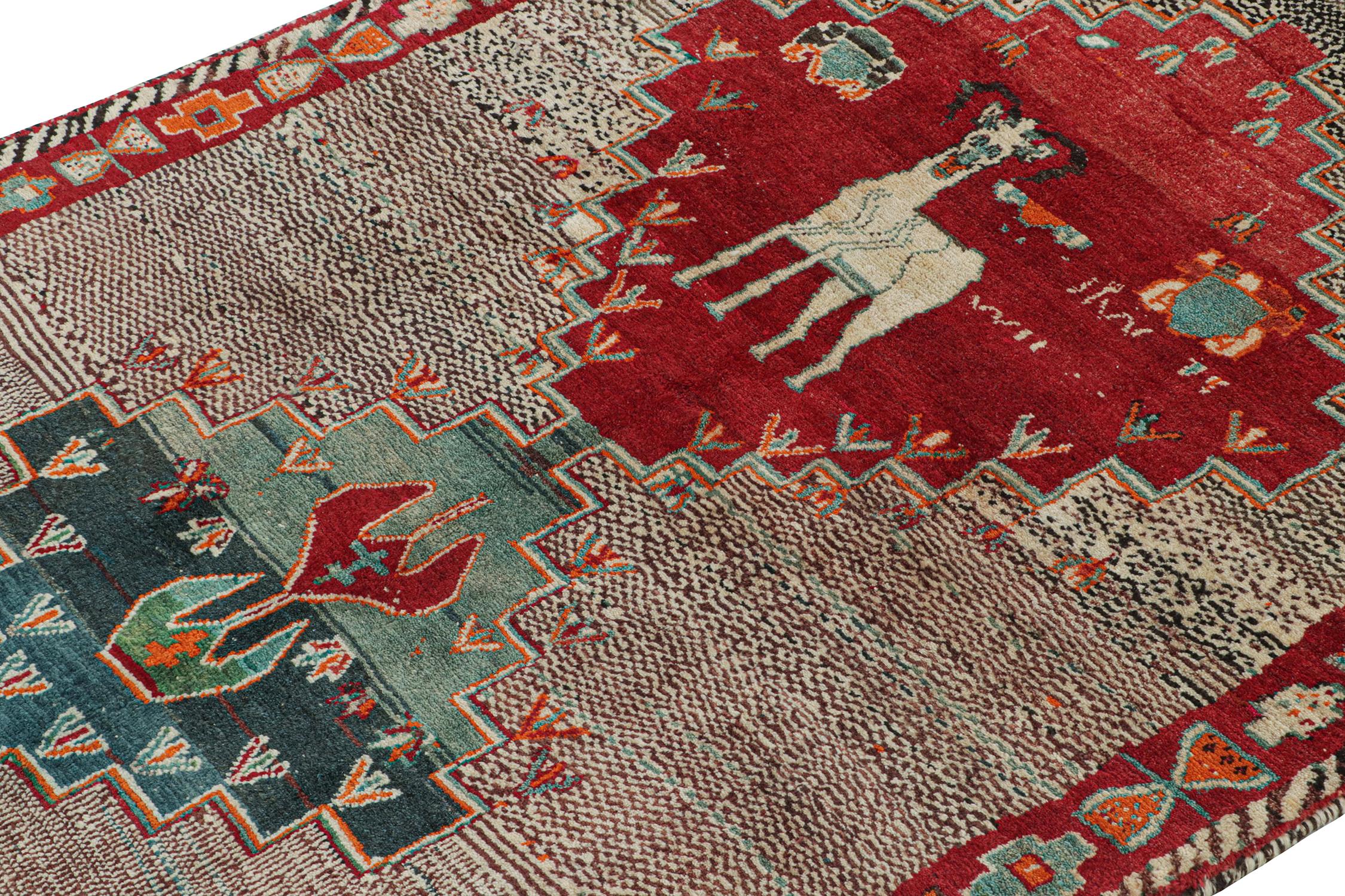 Qashqai Persischer Gabbeh-Teppich im Vintage-Stil mit Medaillon und Pictorial von Rug & Kilim, Qashqai (Handgeknüpft) im Angebot