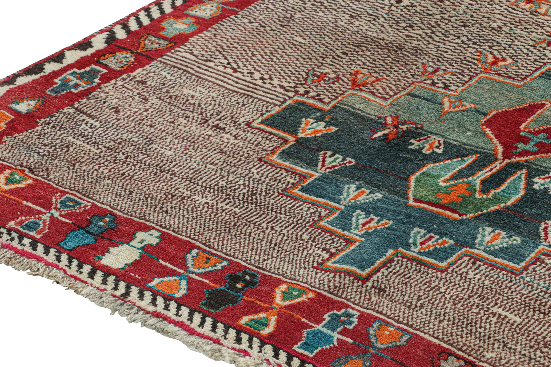 Qashqai Persischer Gabbeh-Teppich im Vintage-Stil mit Medaillon und Pictorial von Rug & Kilim, Qashqai im Zustand „Gut“ im Angebot in Long Island City, NY