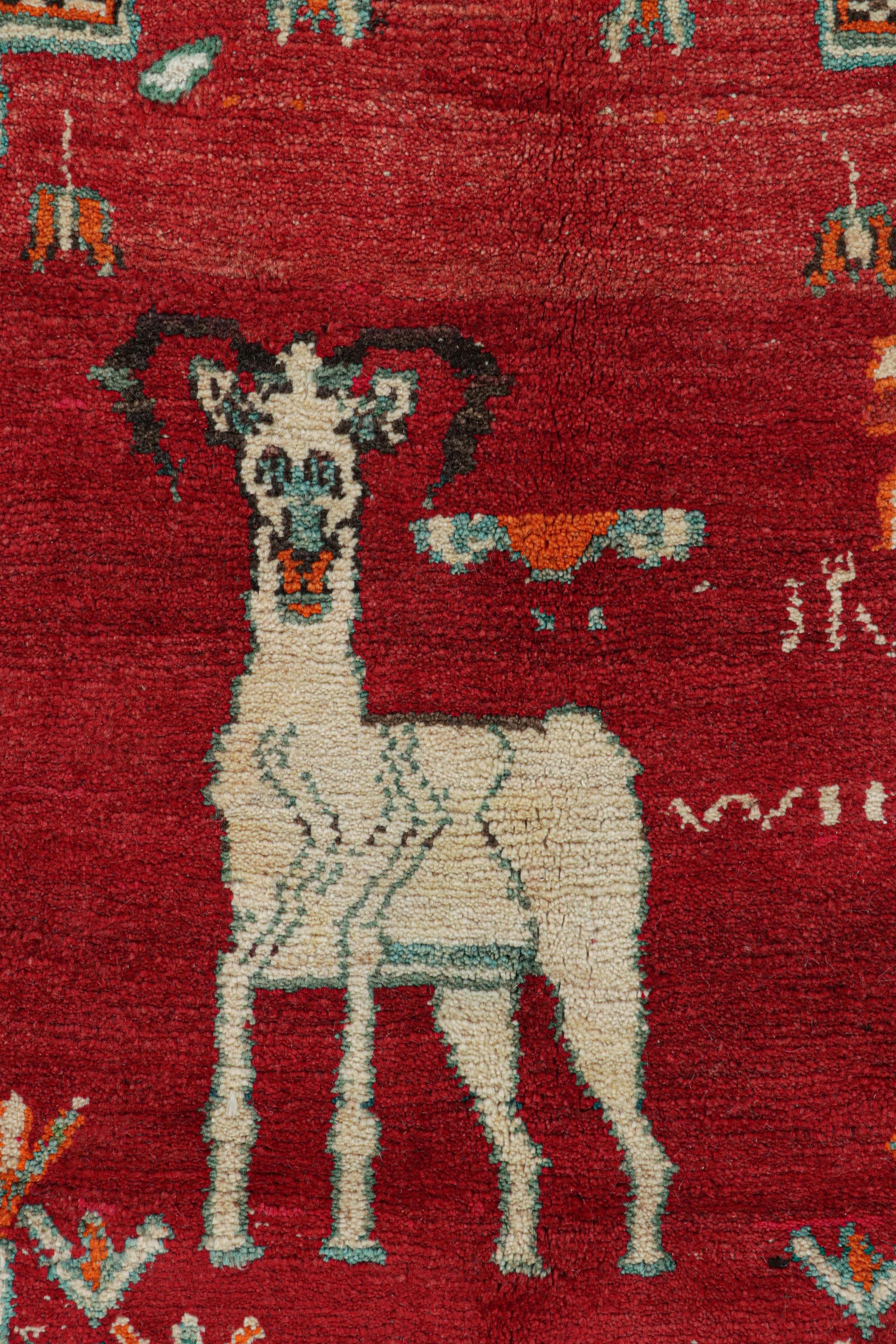 Qashqai Persischer Gabbeh-Teppich im Vintage-Stil mit Medaillon und Pictorial von Rug & Kilim, Qashqai (Mitte des 20. Jahrhunderts) im Angebot