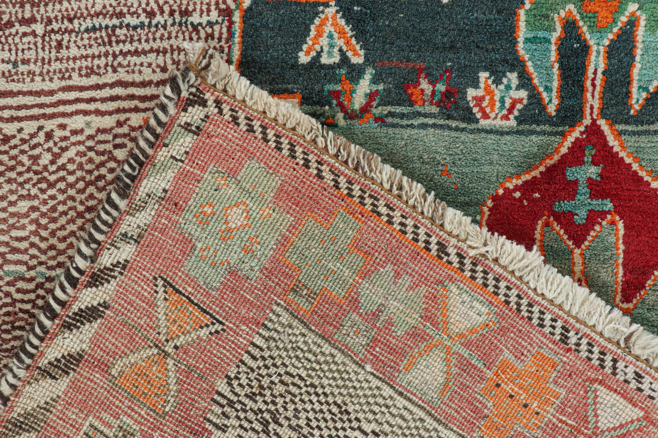 Qashqai Persischer Gabbeh-Teppich im Vintage-Stil mit Medaillon und Pictorial von Rug & Kilim, Qashqai (Wolle) im Angebot