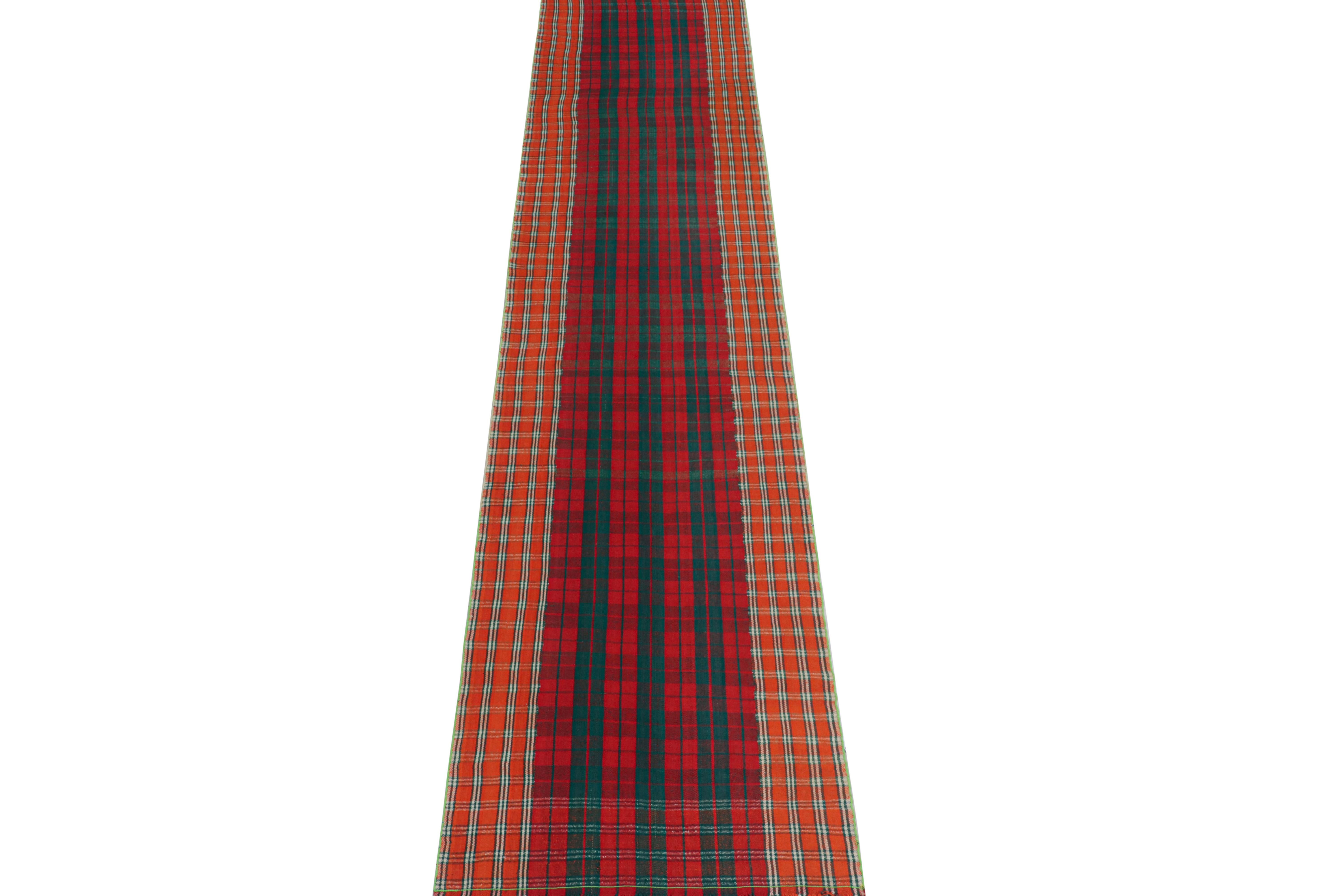 Questo kilim persiano vintage 3x15 è un raro runner extra-lungo della tribù Qashqai Tribe, tessuto a mano in lana intorno al 1950-1960.

La sua tecnica è uno stile Jajim Kilim della metà del secolo scorso, in cui i tessitori tribali combinano