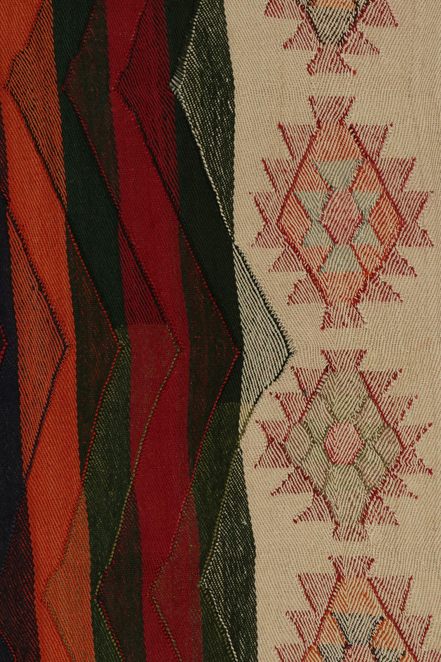 Persischer Qashqai-Kelim mit mehrfarbigen Motiven und roten Streifen von Teppich & Kelim im Zustand „Gut“ im Angebot in Long Island City, NY