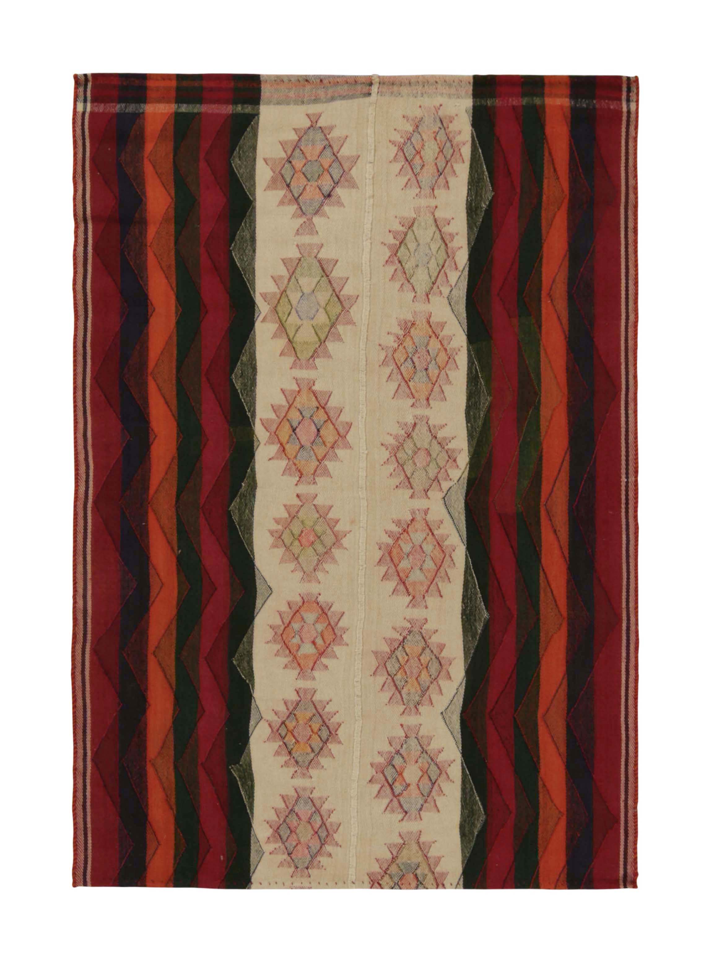 Persischer Qashqai-Kelim mit mehrfarbigen Motiven und roten Streifen von Teppich & Kelim