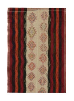 Persischer Qashqai-Kelim mit mehrfarbigen Motiven und roten Streifen von Teppich & Kelim
