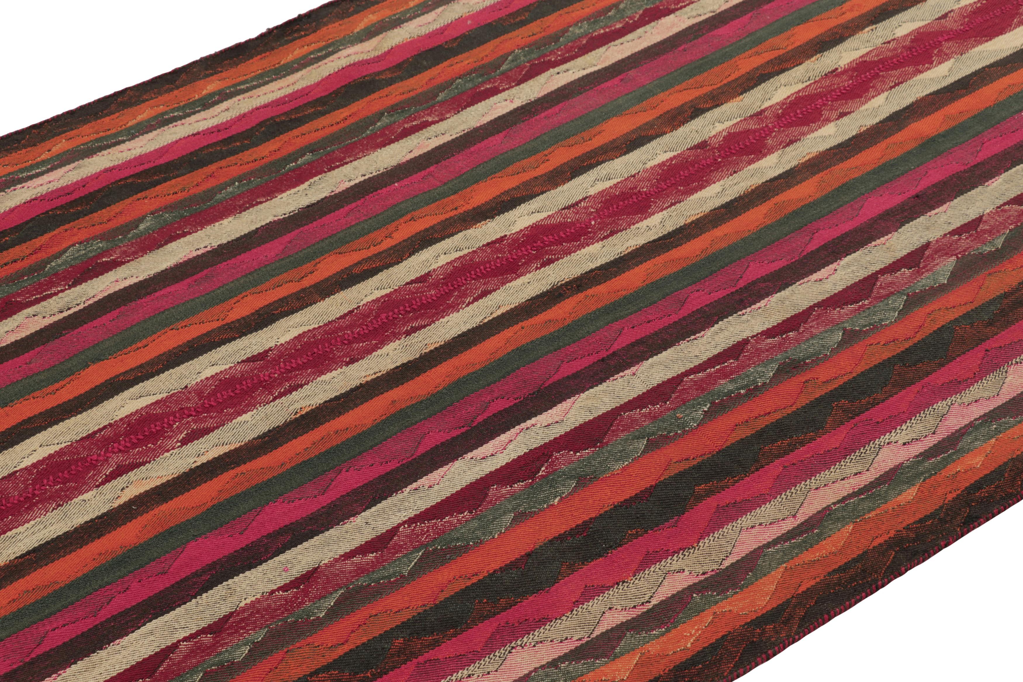Ce Rug & Kilim persan vintage 4x7 est un tapis tribal Qashqai du milieu du siècle, tissé à la main en laine vers 1950-1960.

Sur le Design : 

Le kilim persan du milieu du siècle est divisé en segments à bandes verticales, chacun étant