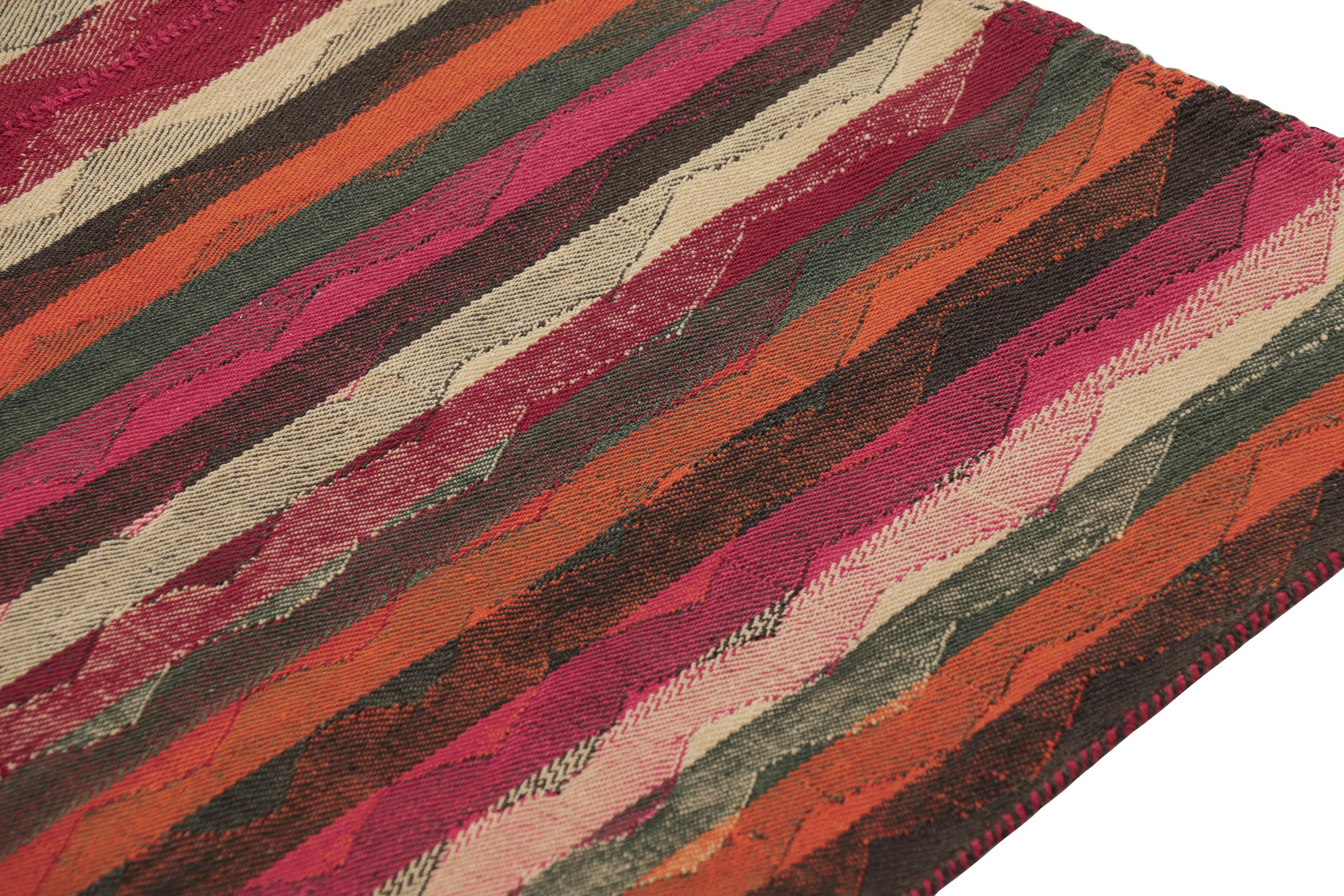Tribal Kilim persan vintage Qashqai en rose avec rayures polychromes - Rug & Kilim en vente