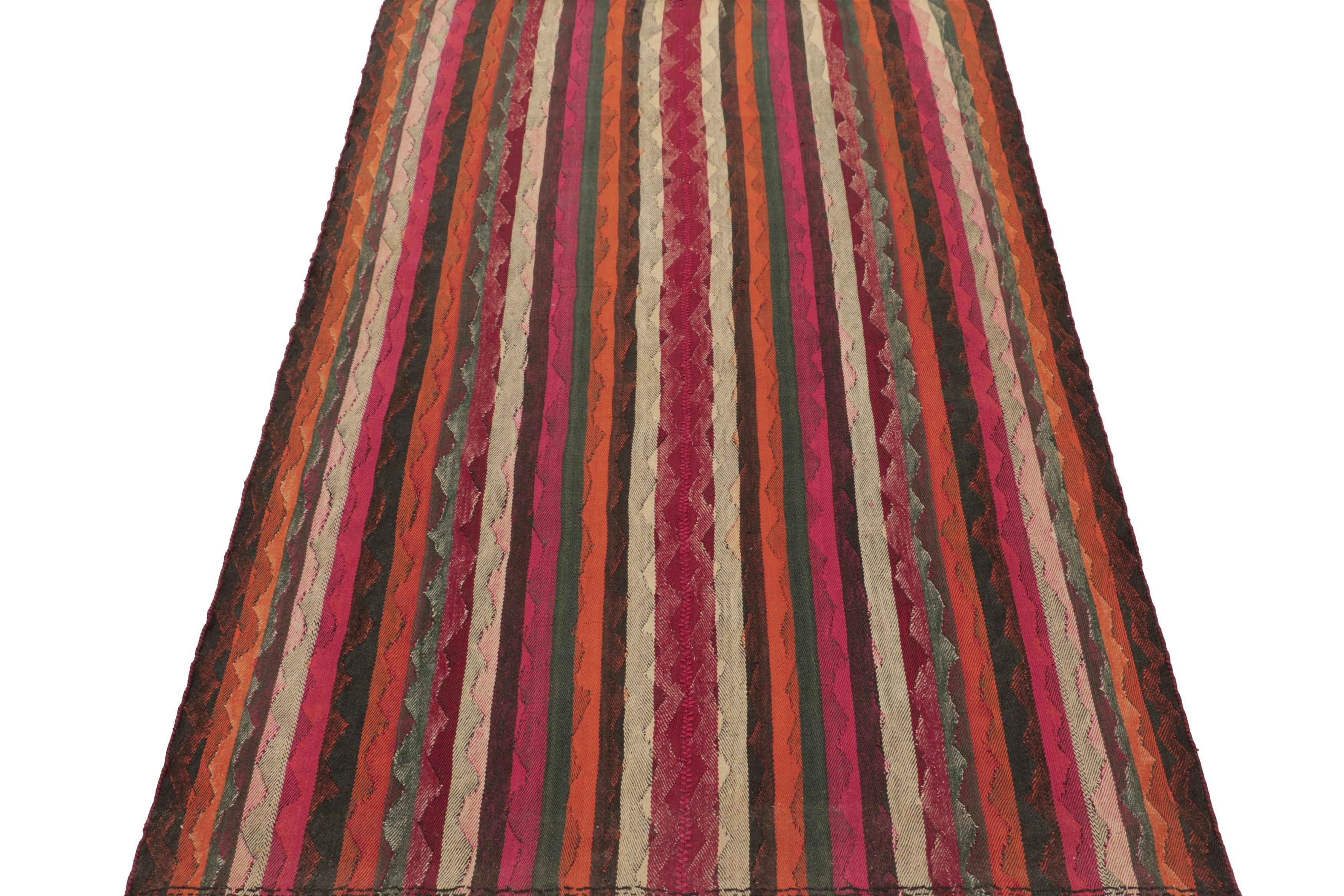 Perse Kilim persan vintage Qashqai en rose avec rayures polychromes - Rug & Kilim en vente