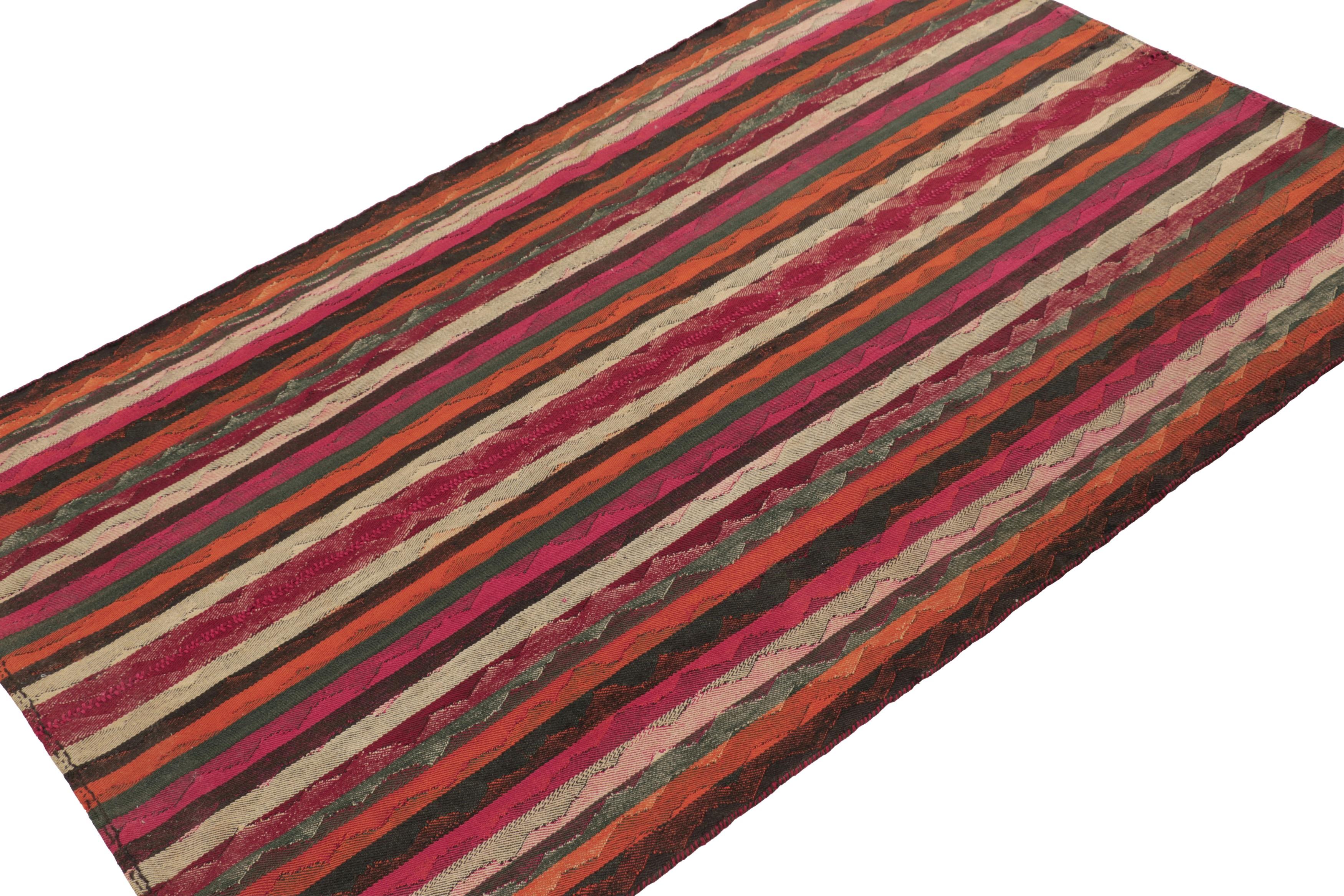 Tissé à la main Kilim persan vintage Qashqai en rose avec rayures polychromes - Rug & Kilim en vente