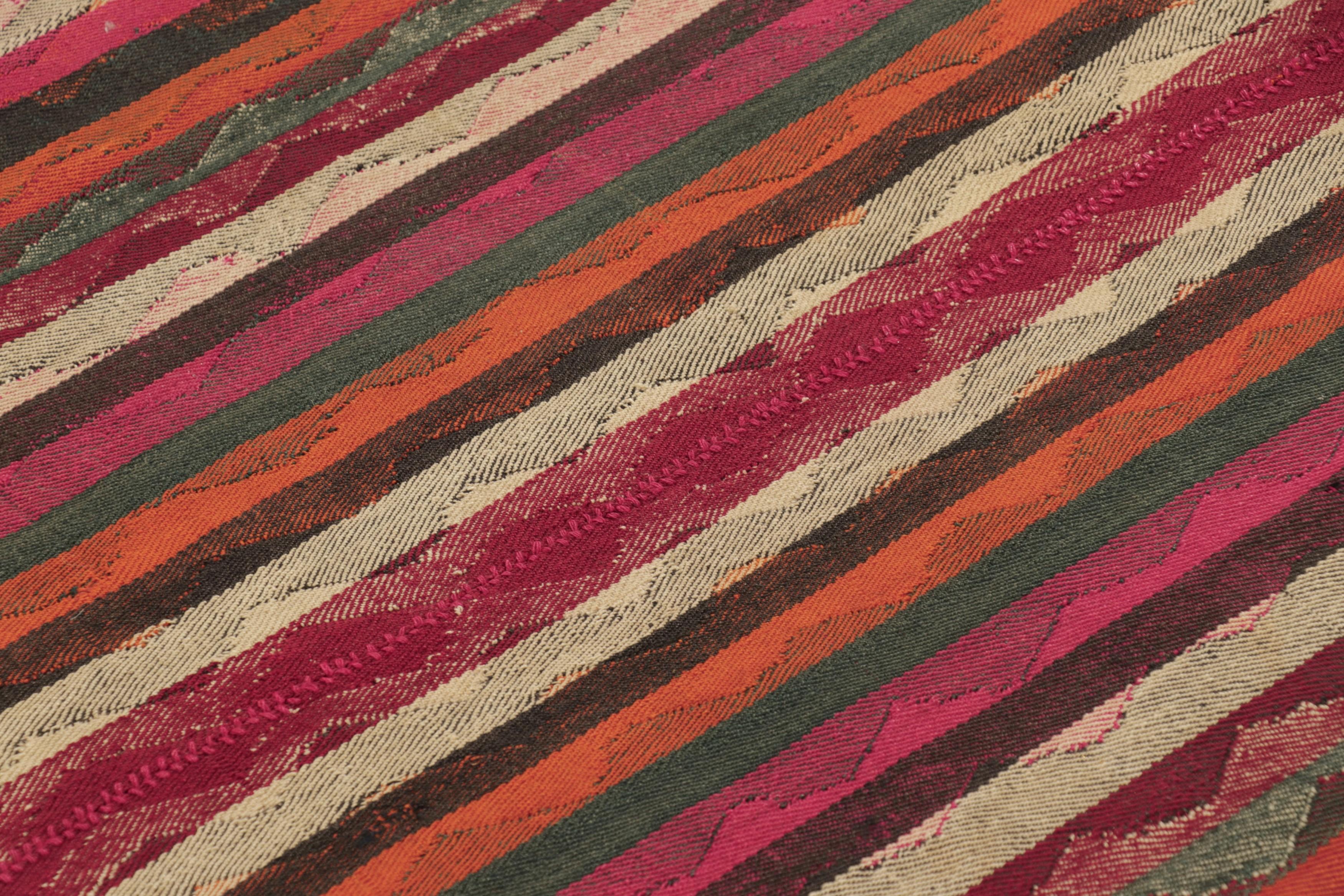 Kilim persan vintage Qashqai en rose avec rayures polychromes - Rug & Kilim Bon état - En vente à Long Island City, NY
