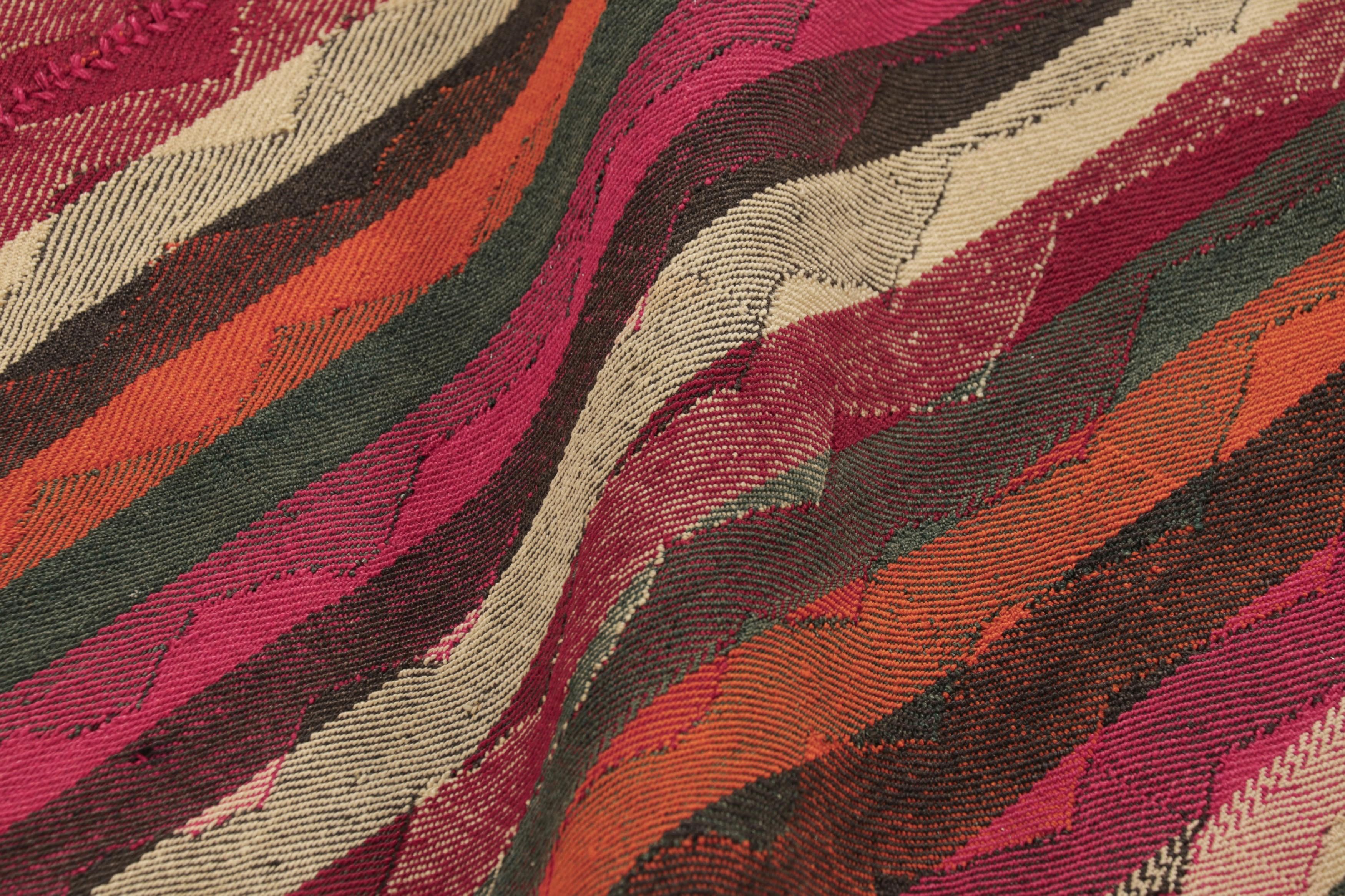 Milieu du XXe siècle Kilim persan vintage Qashqai en rose avec rayures polychromes - Rug & Kilim en vente