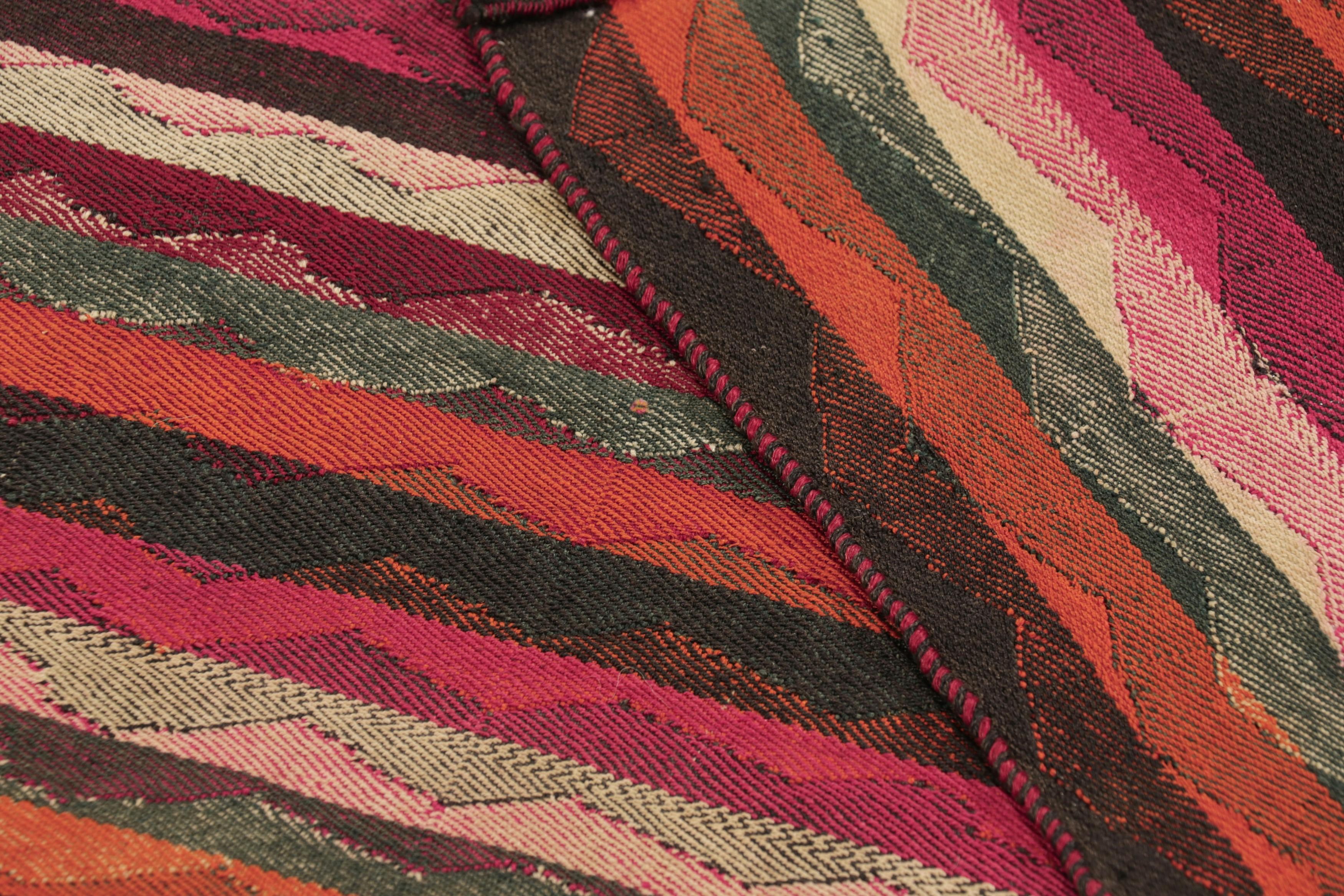 Laine Kilim persan vintage Qashqai en rose avec rayures polychromes - Rug & Kilim en vente