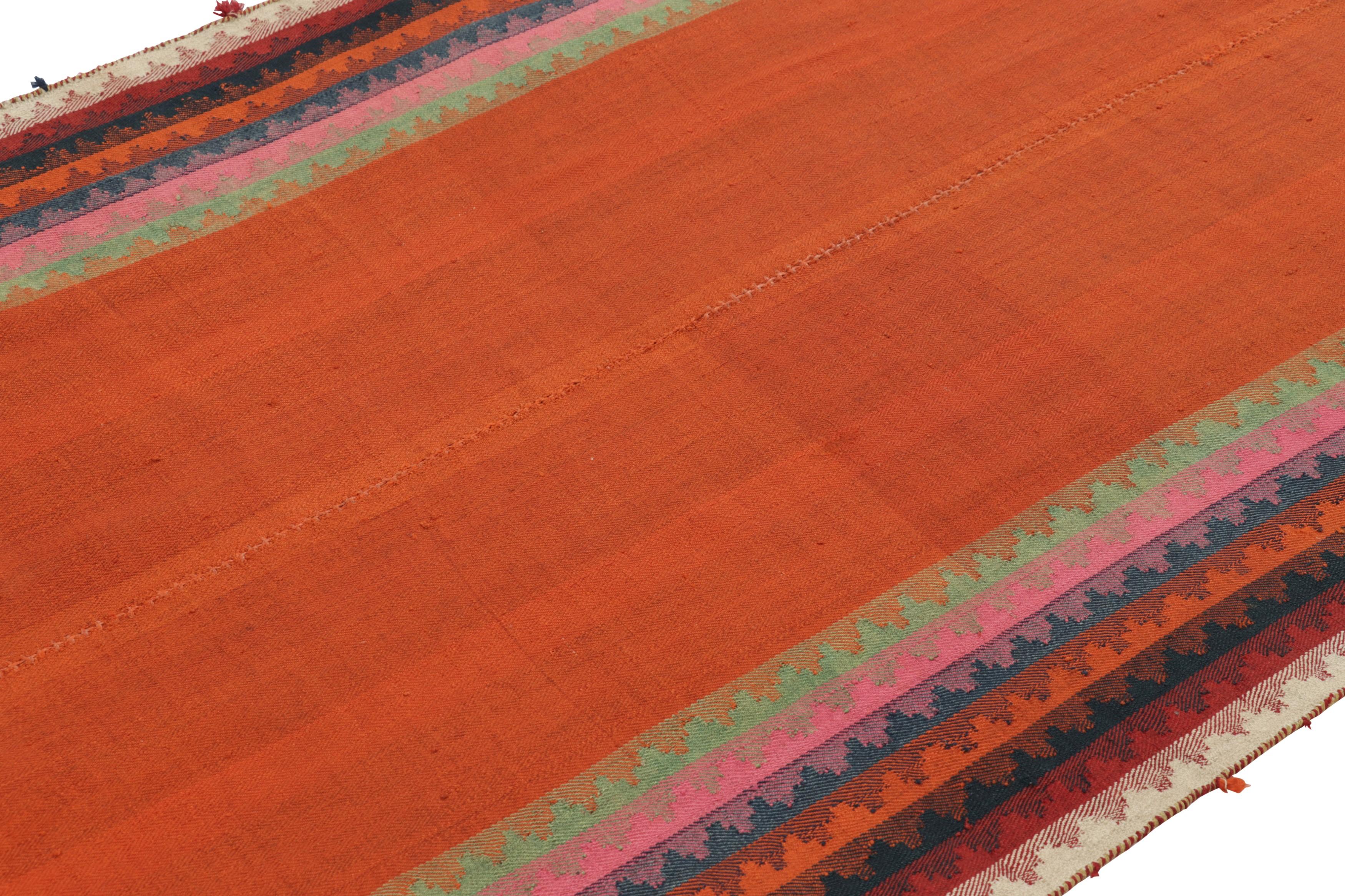 Dieser alte persische Kelim 5x6 ist ein Gaschgai-Stammes-Teppich aus der Mitte des Jahrhunderts, handgewebt in Wolle um 1950-1960.

Über das Design: 

Der persische Kelim aus der Mitte des Jahrhunderts ist in vertikal gestreifte Segmente unterteilt,