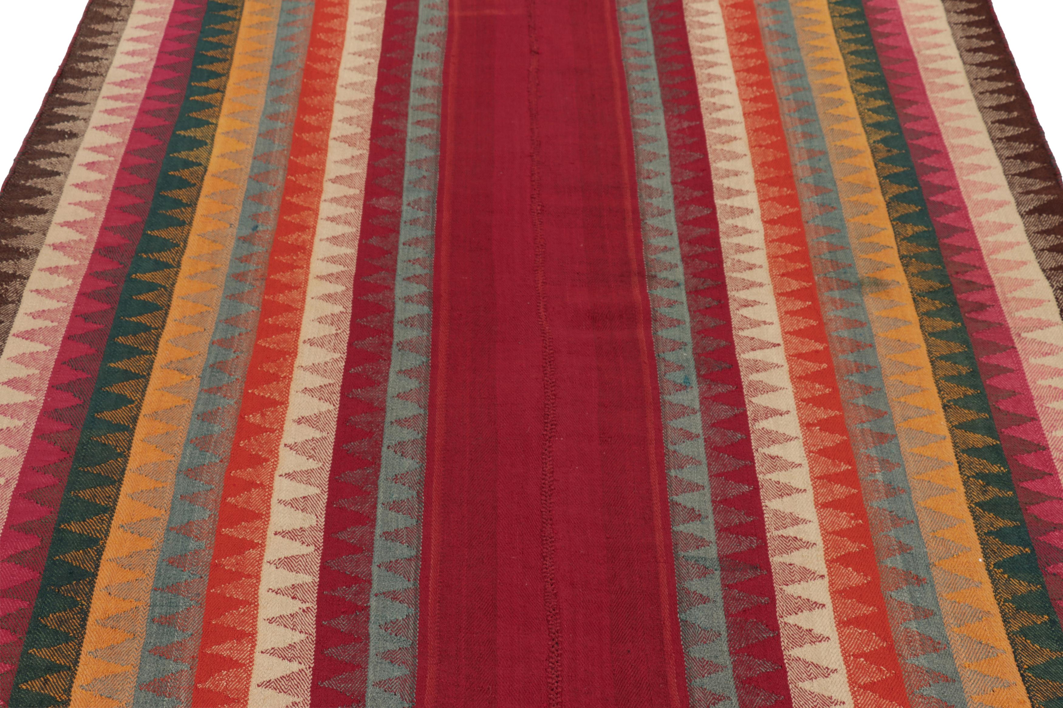 Questo kilim persiano vintage 5x6 è un tappeto tribale Qashqai di metà secolo, tessuto a mano in lana intorno al 1950-1960.

Sul design: 

Il kilim persiano di metà secolo è diviso in segmenti a bande verticali, ognuno dei quali è meticolosamente