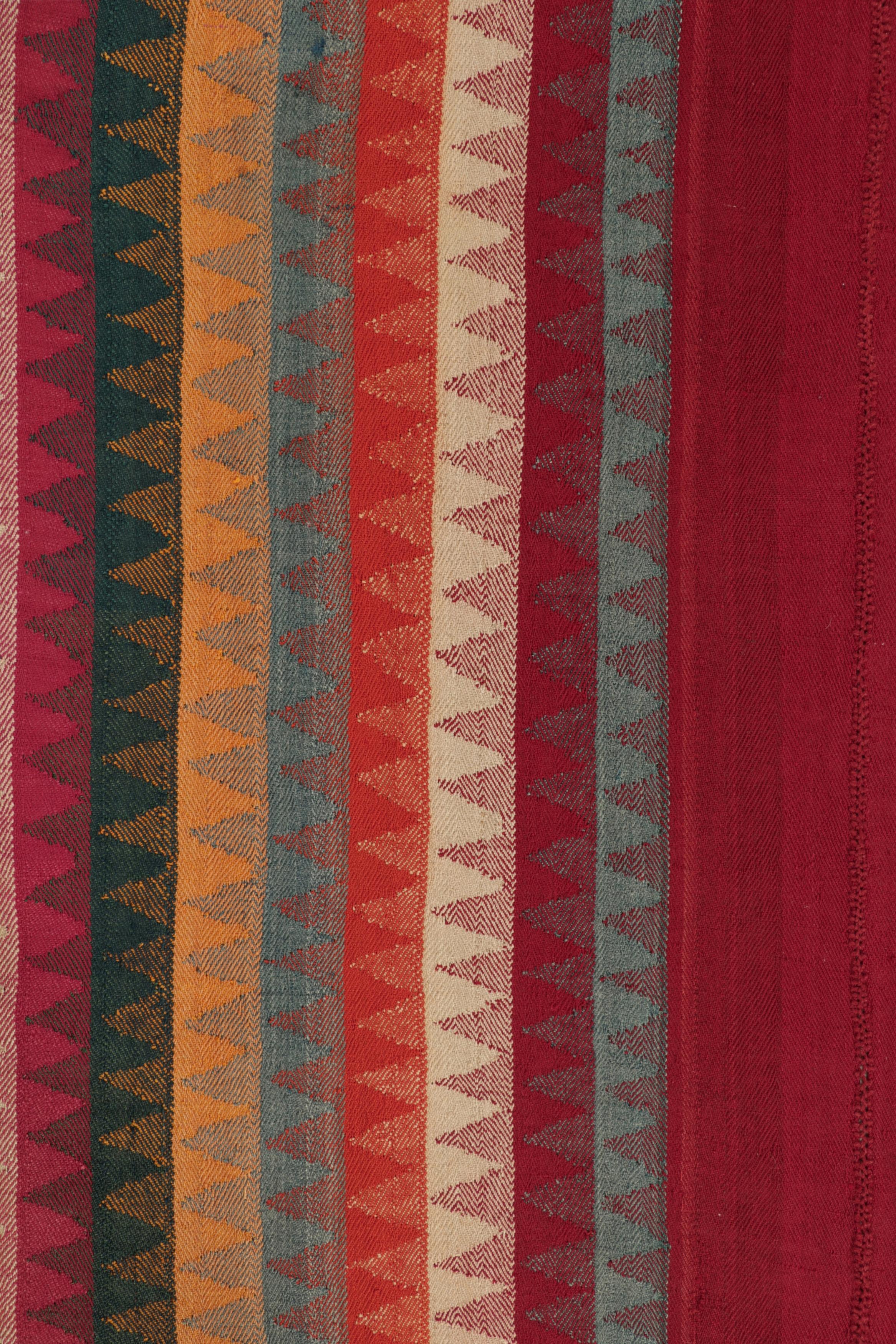 Kilim persiano vintage Qashqai nei toni del rosso, dell'arancio e del blu - Rug & Kilim In condizioni buone in vendita a Long Island City, NY