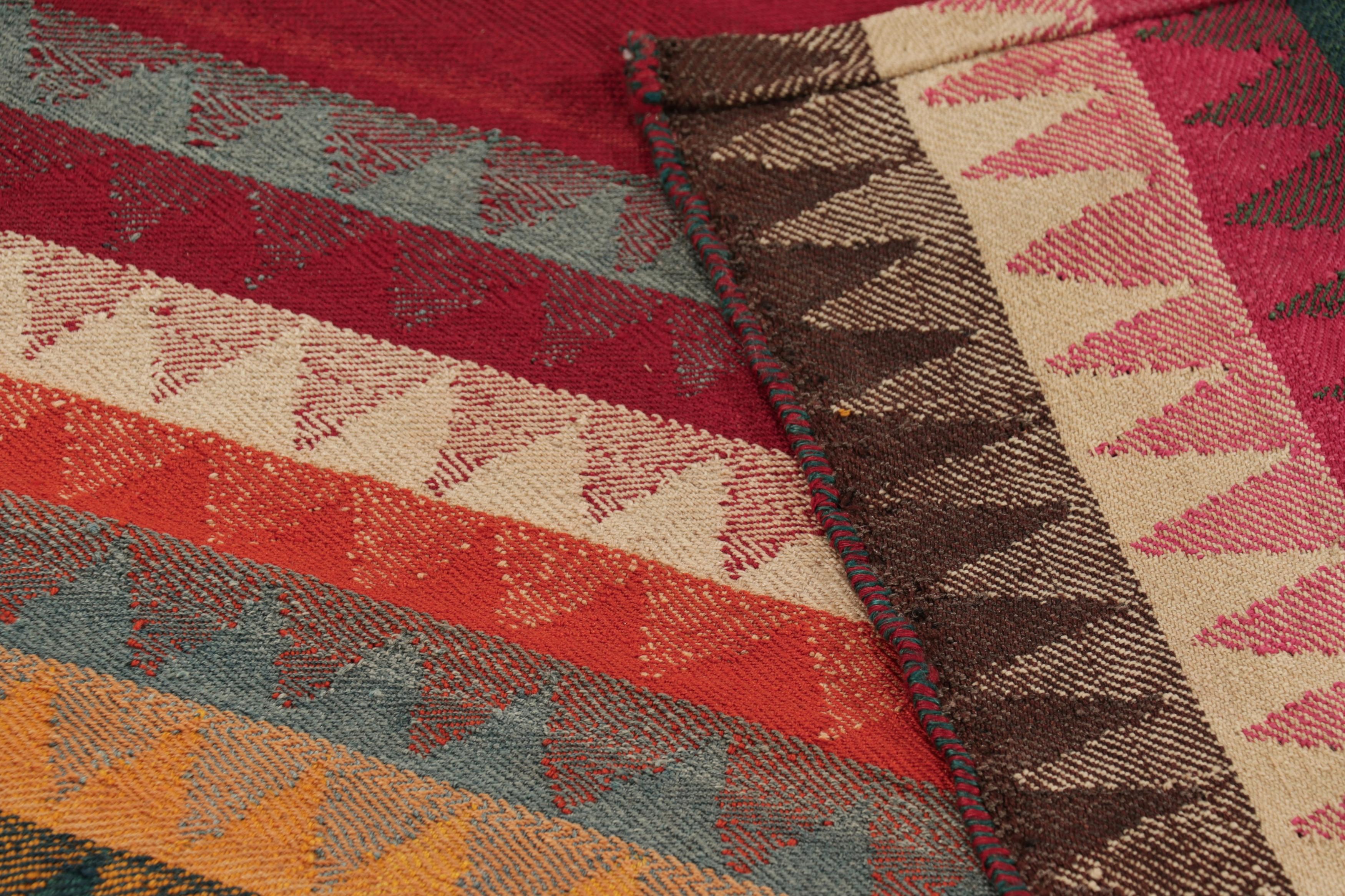 Metà XX secolo Kilim persiano vintage Qashqai nei toni del rosso, dell'arancio e del blu - Rug & Kilim in vendita