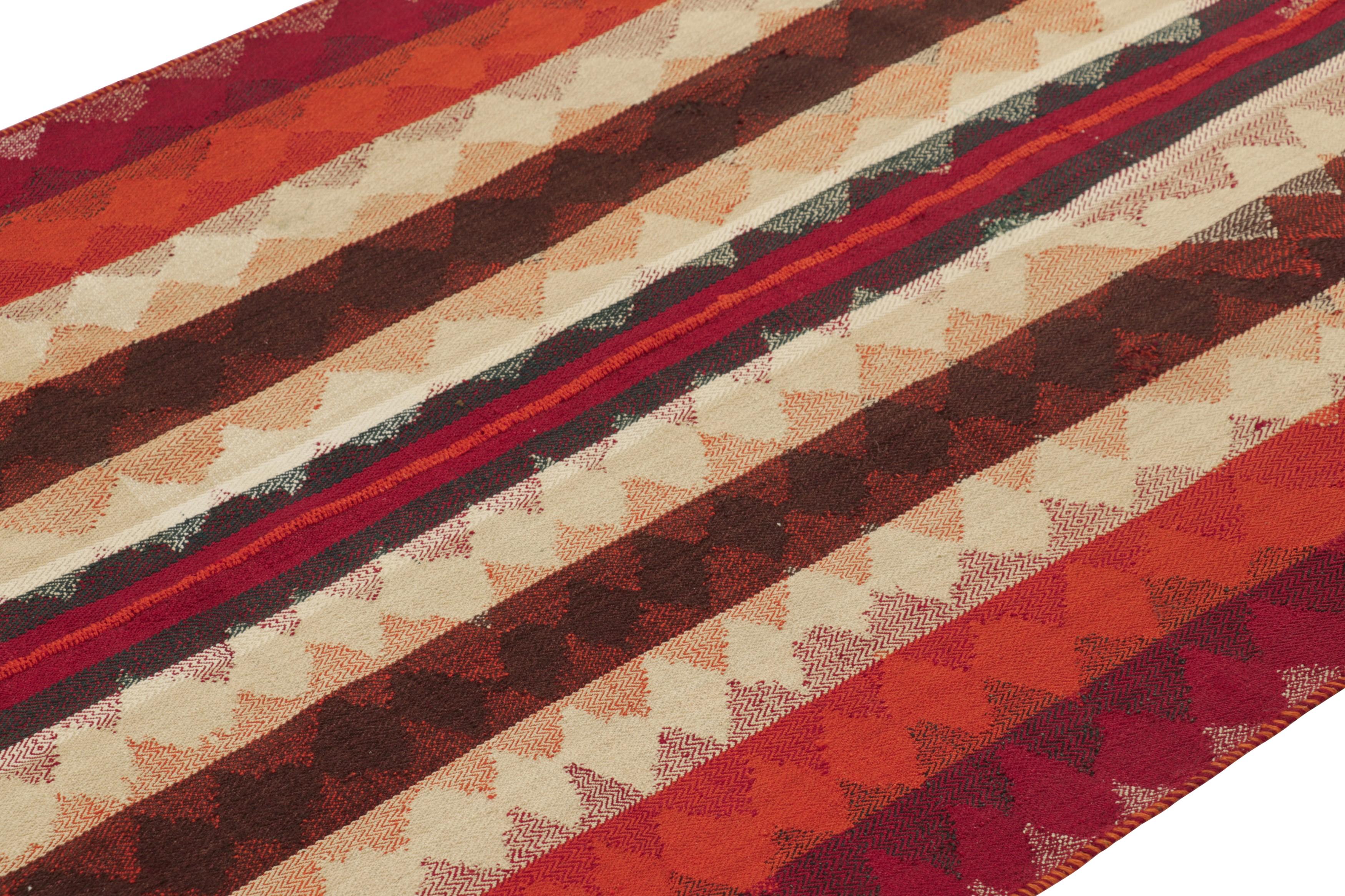 Esta alfombra kilim persa vintage de 4x8 es una alfombra tribal Qashqai de mediados de siglo, tejida a mano en lana hacia 1950-1960.

Sobre el diseño: 

El corredor de kilim persa de mediados de siglo está dividido en segmentos de bandas verticales,