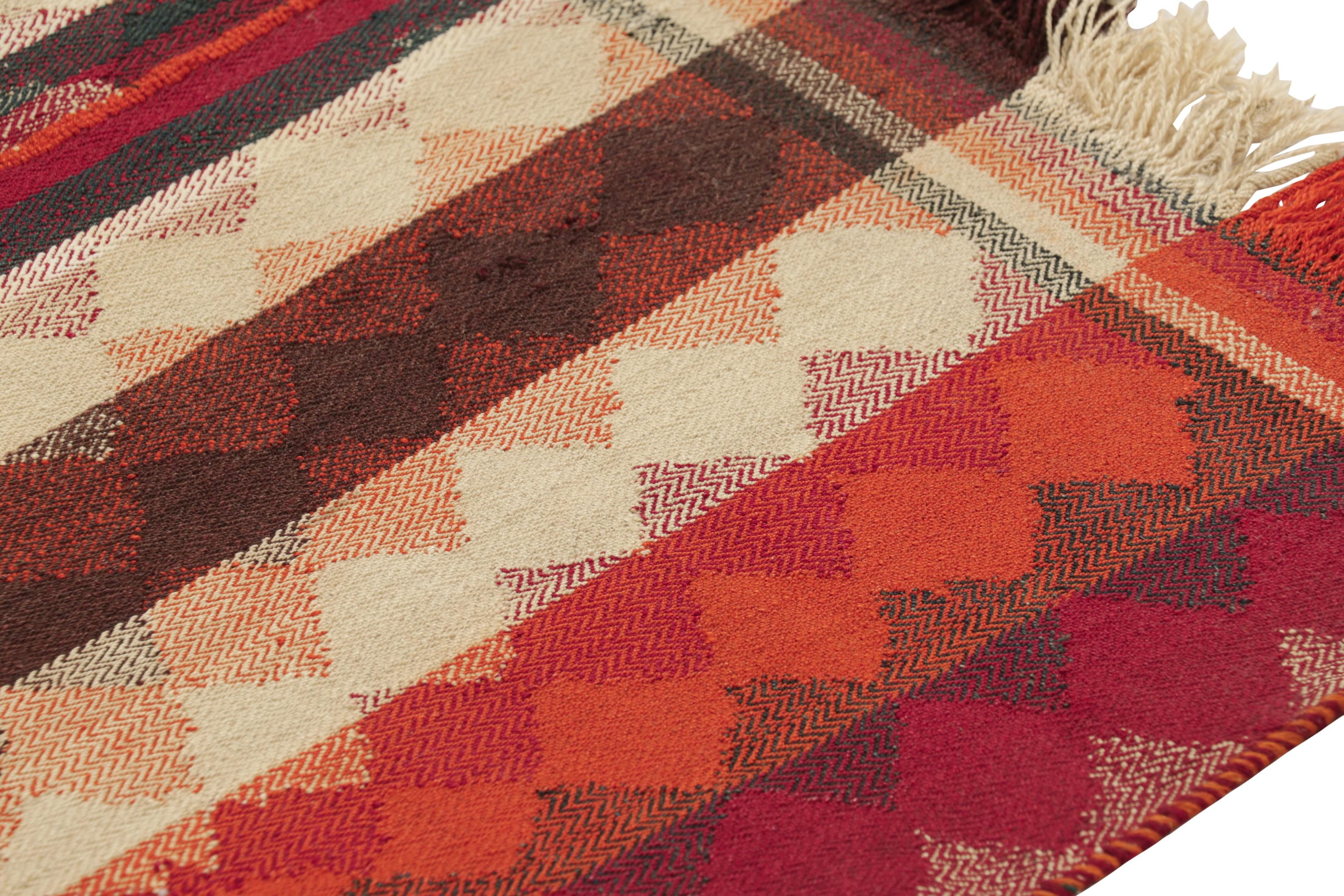 Kilim persa vintage Qashqai en rojo con rayas marrones, crema y óxido-Rug & Kilim Tribal en venta