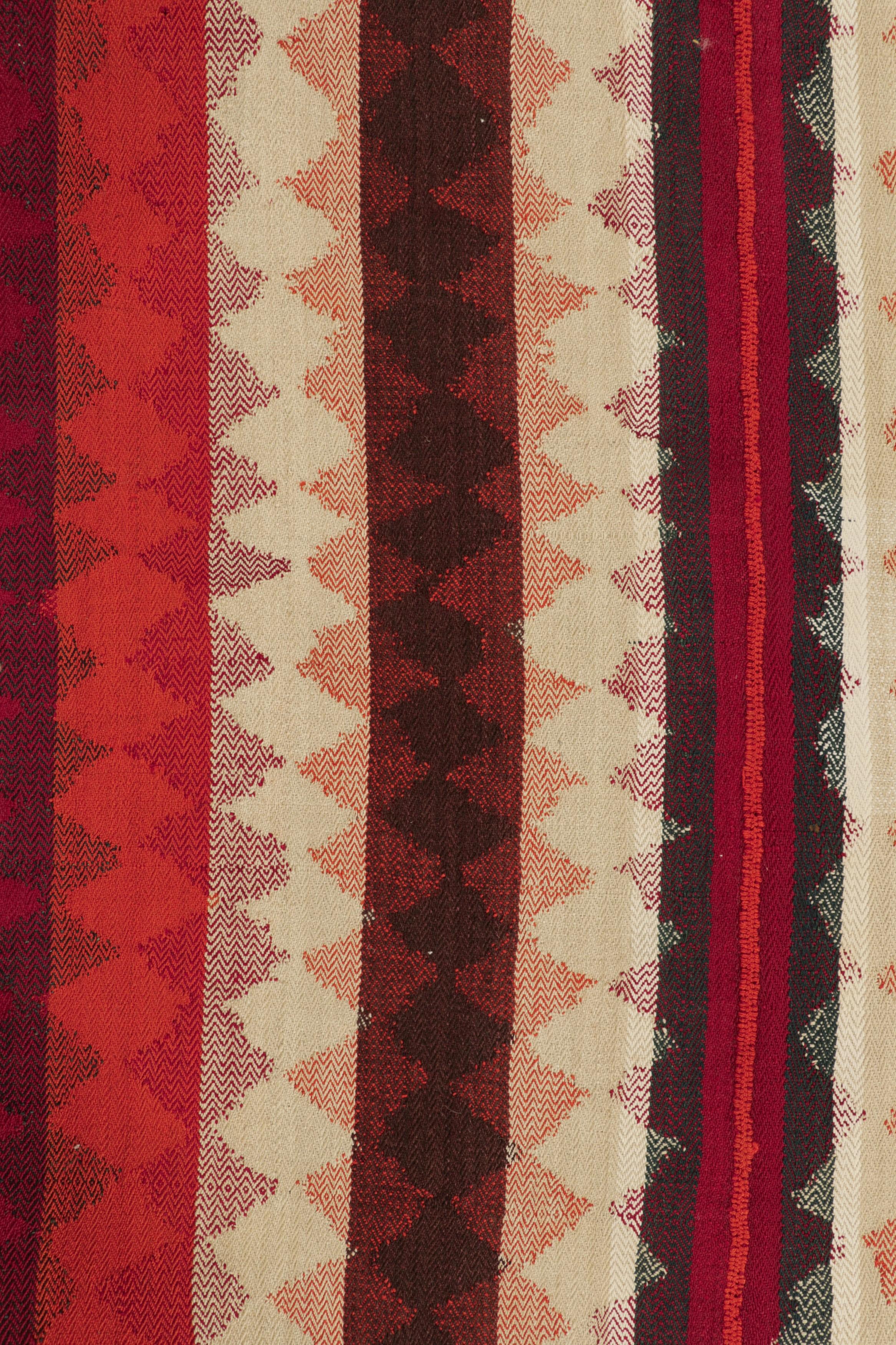 Kilim persa vintage Qashqai en rojo con rayas marrones, crema y óxido-Rug & Kilim en Bueno estado para la venta en Long Island City, NY