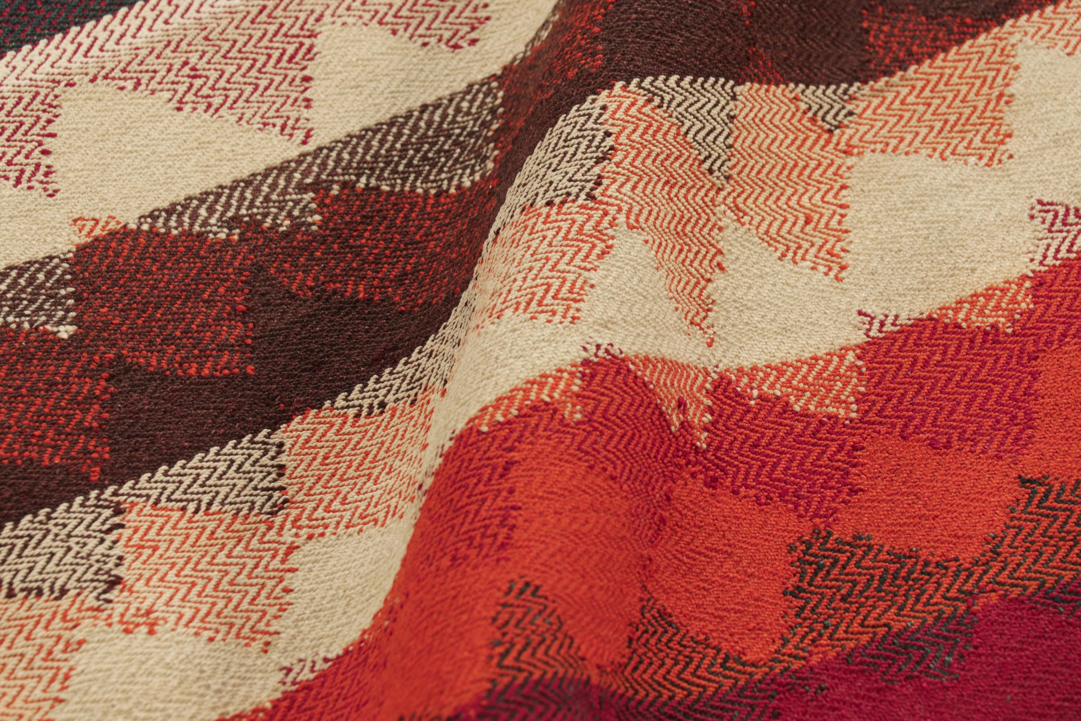 Kilim persa vintage Qashqai en rojo con rayas marrones, crema y óxido-Rug & Kilim mediados del siglo XX en venta