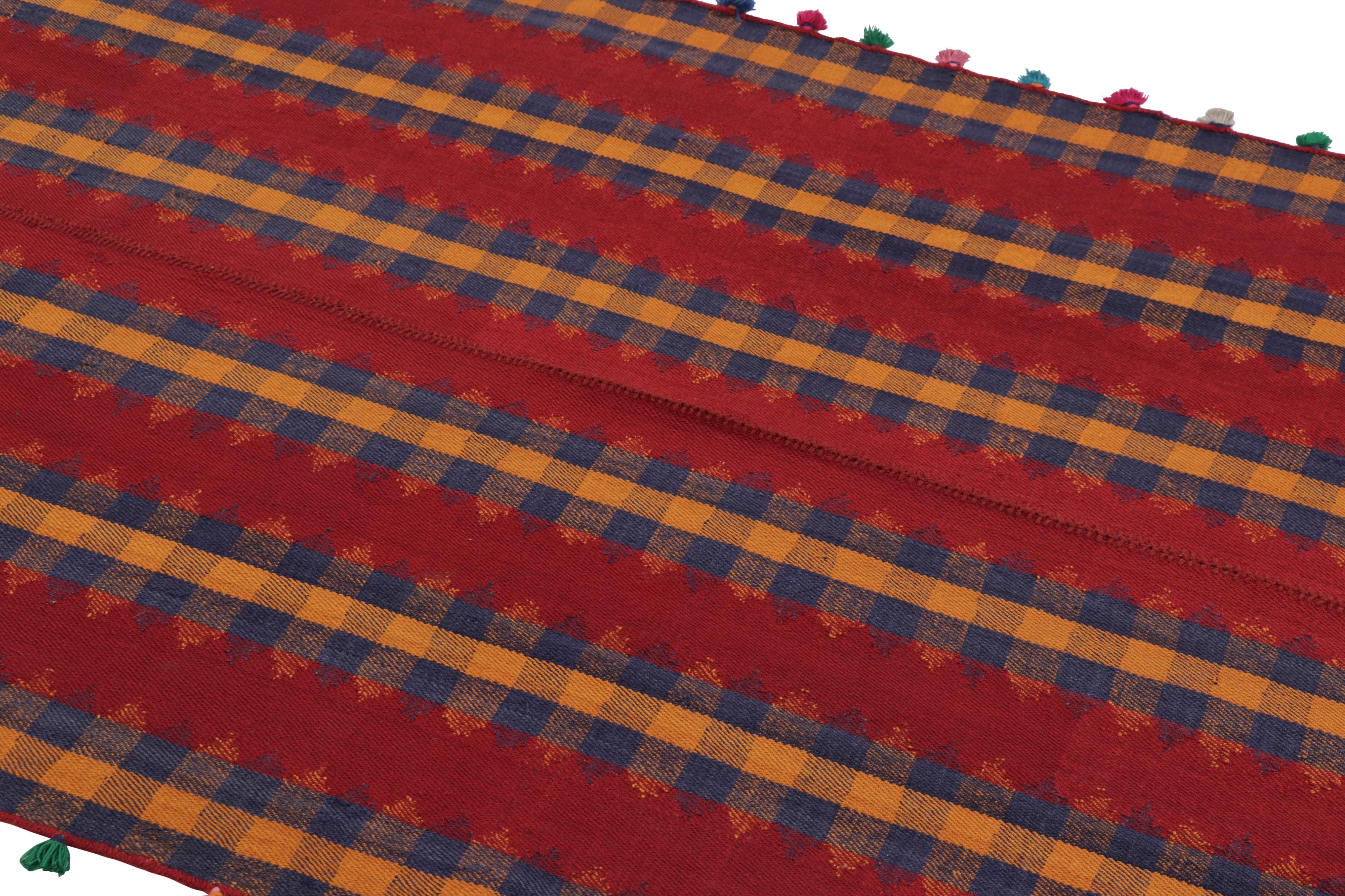 Este kilim persa vintage de 4x6 es una alfombra tribal Qashqai de mediados de siglo, tejida a mano en lana hacia 1950-1960.

Sobre el diseño: 

El kilim persa de mediados de siglo está dividido en segmentos de bandas verticales, cada uno
